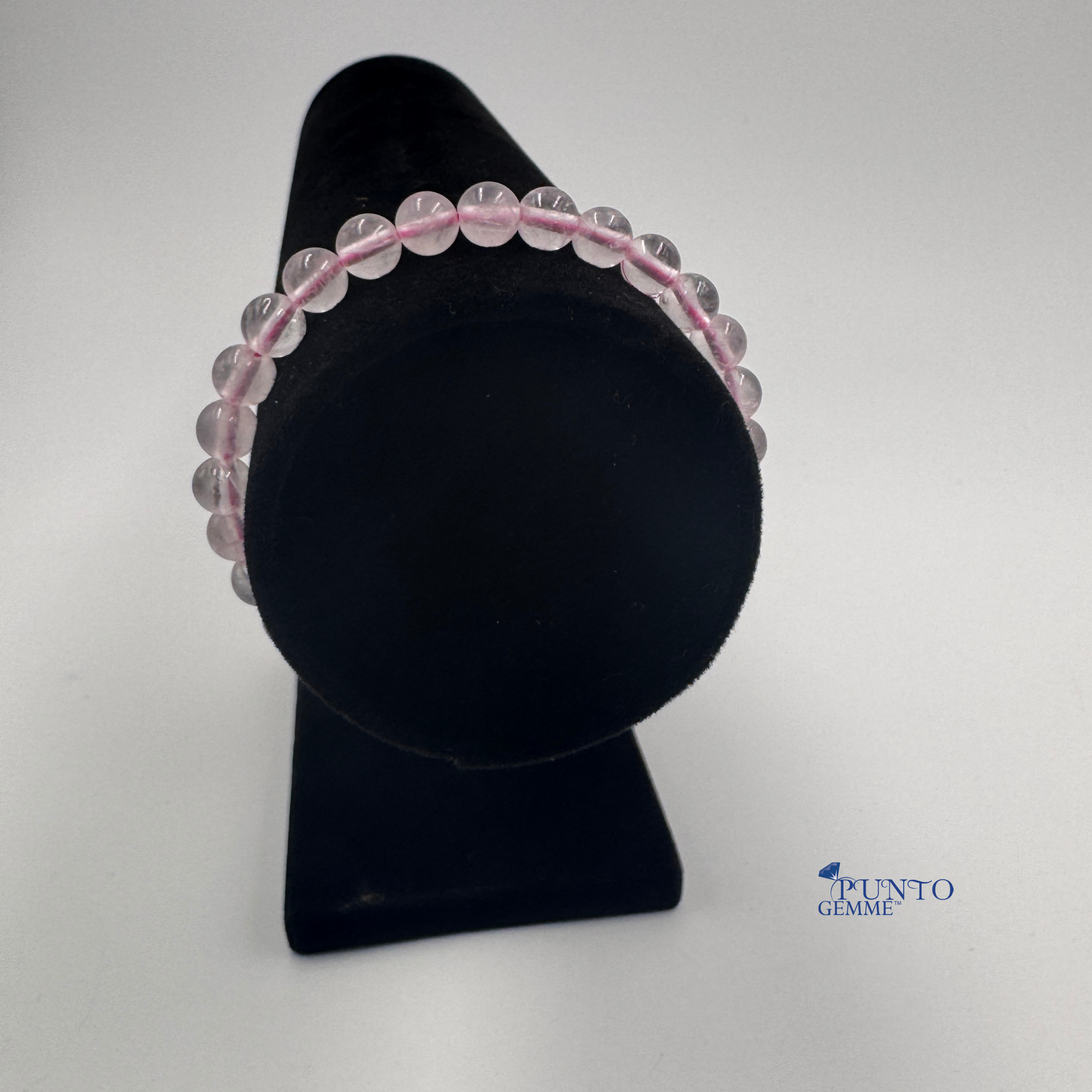 Primo piano che mostra il montaggio elastico e l'uniformità delle perle da 6mm.