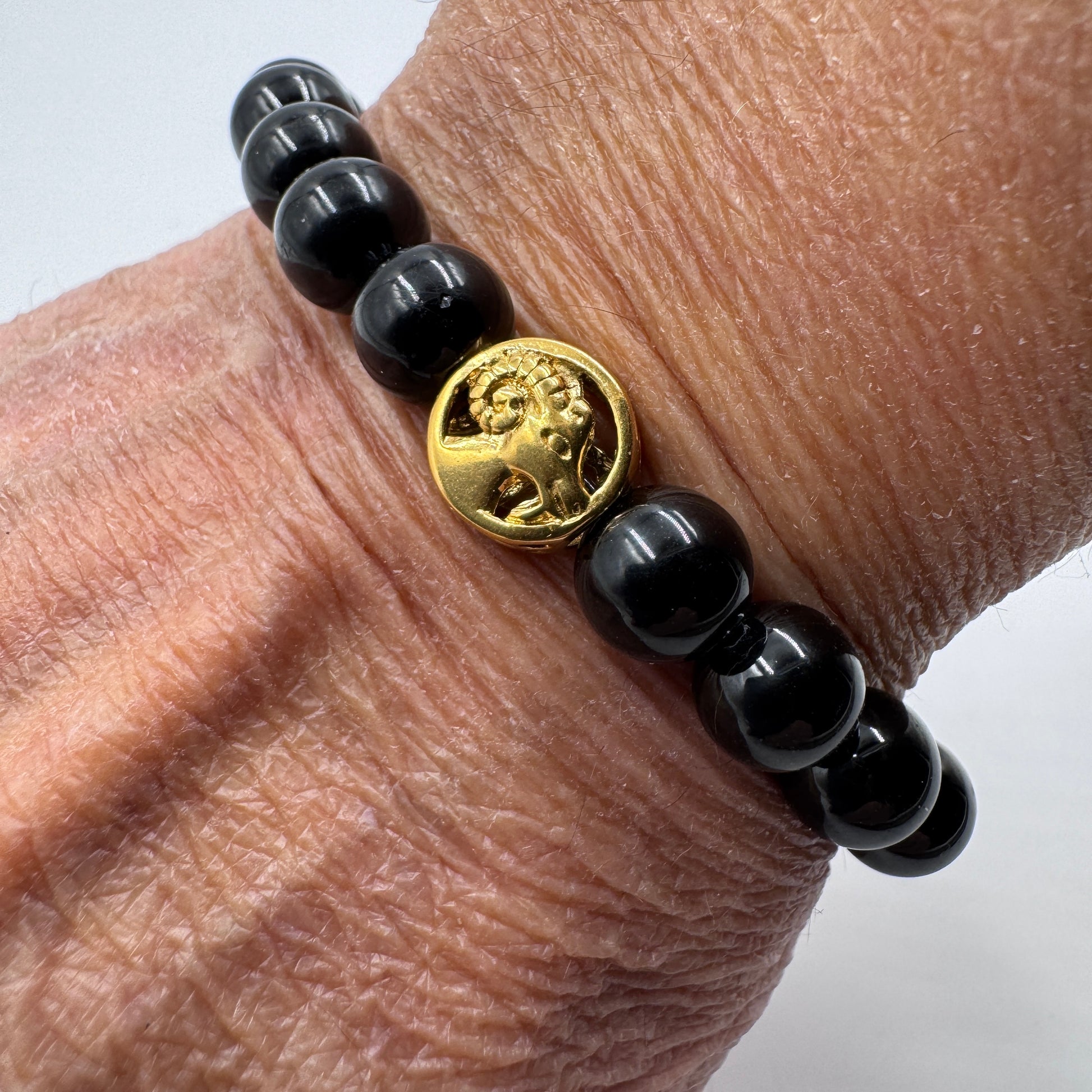 Bracciale Zodiaco Ariete PE8029 in Tormalina Nera Certificata, indossato al polso.