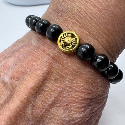 Bracciale Zodiaco Cancro PE8032 in Tormalina Nera Certificata, indossato al polso.