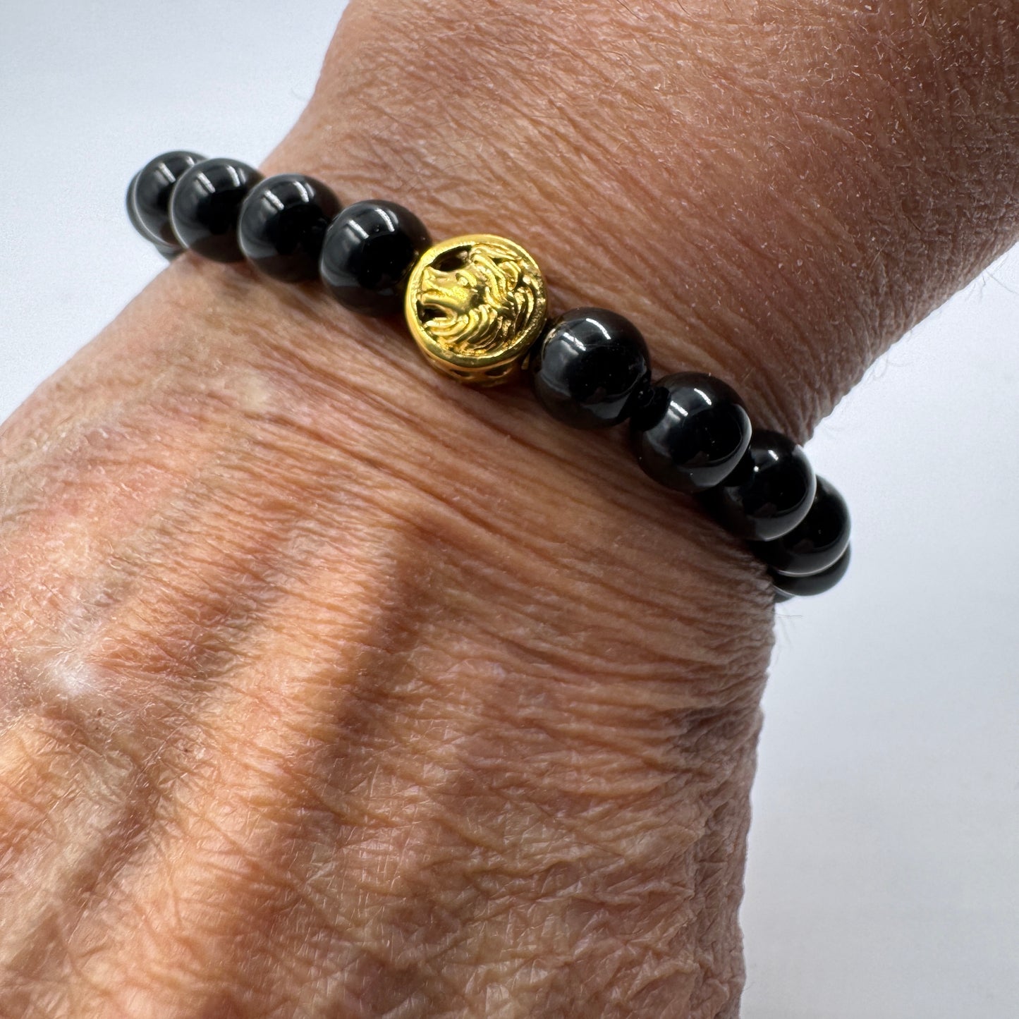 Bracciale Zodiaco Leone PE8033 in Tormalina Nera Certificata, indossato al polso.