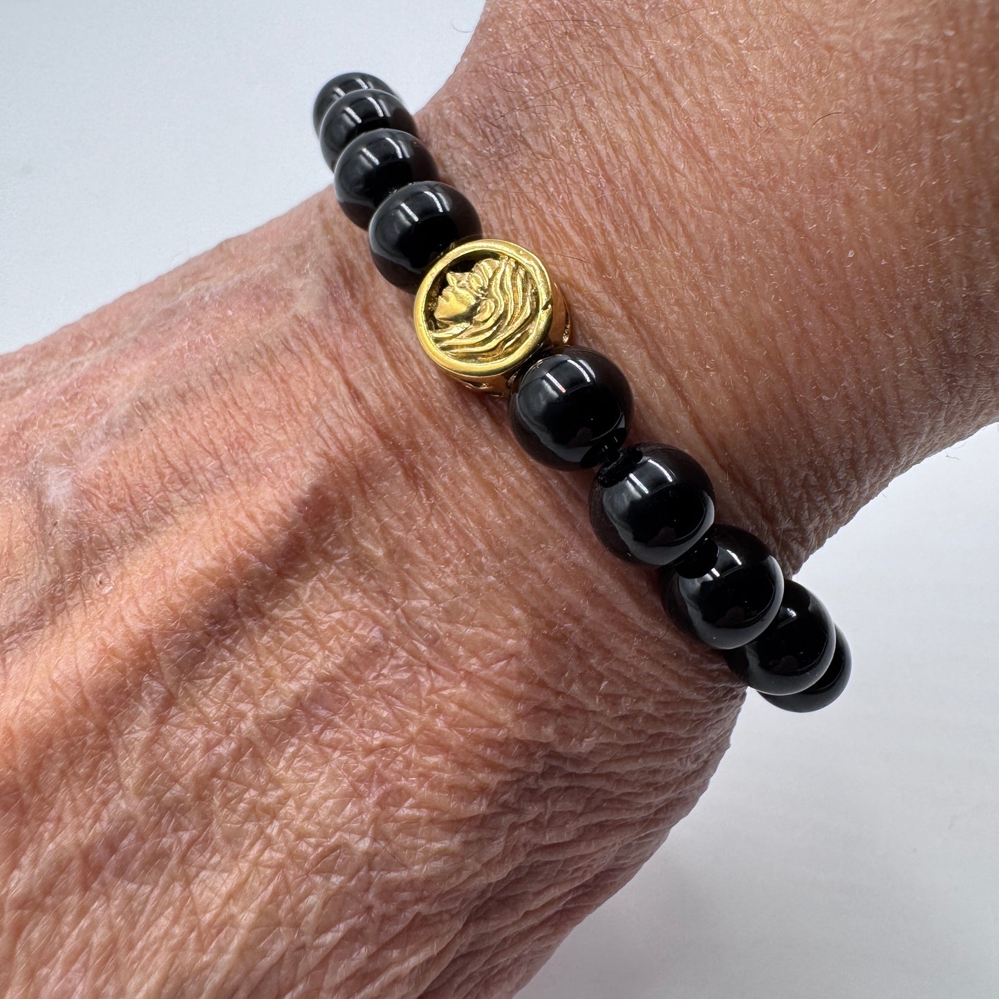 Bracciale Zodiaco Vergine PE8034 in Tormalina Nera Certificata, indossato al polso.