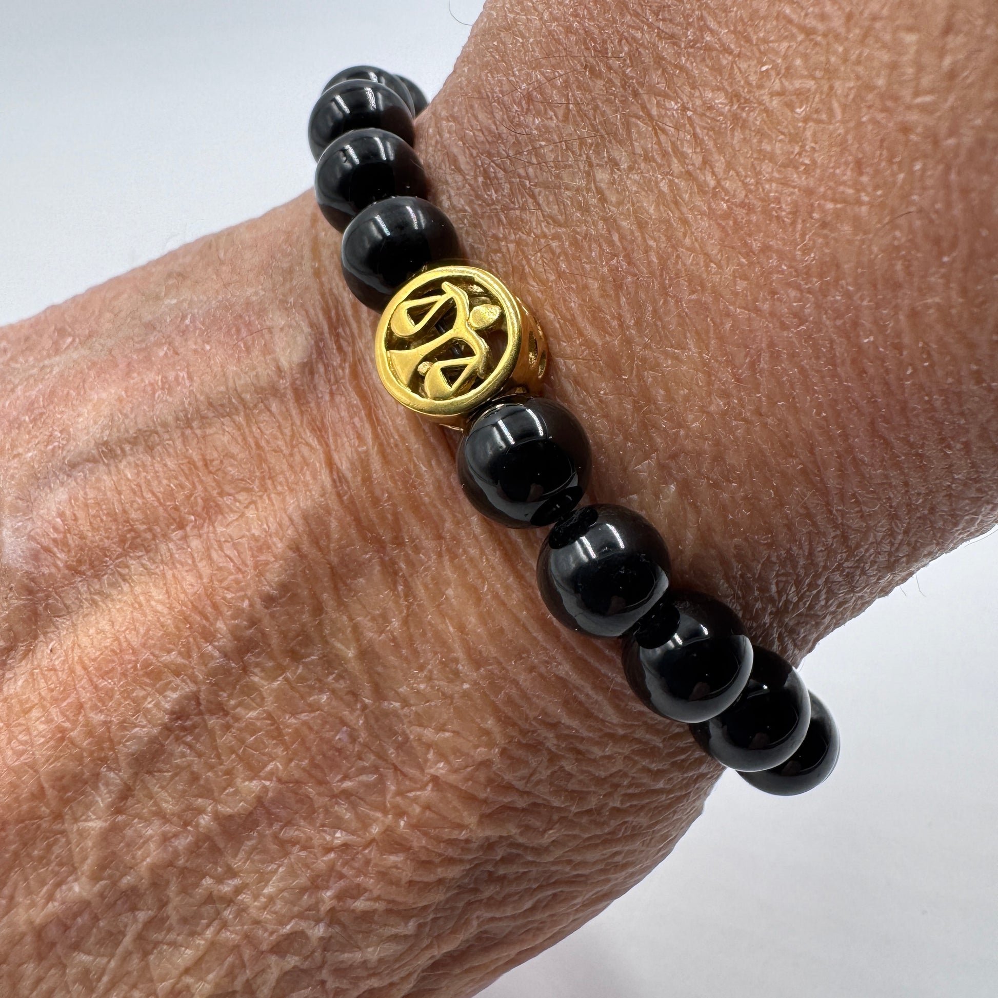 Bracciale Zodiaco Bilancia PE8035 in Tormalina Nera Certificata, indossato al polso.