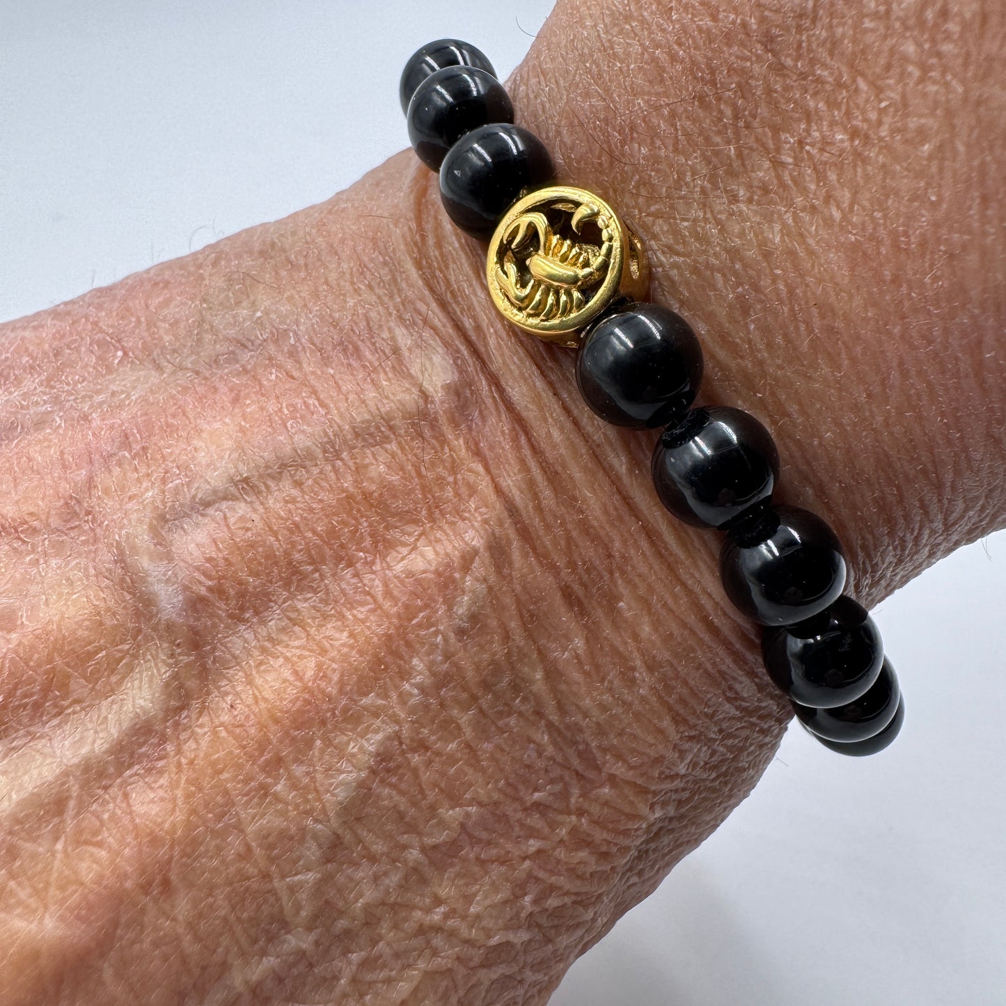 Bracciale Zodiaco Scorpione PE8036 in Tormalina Nera Certificata, indossato al polso.