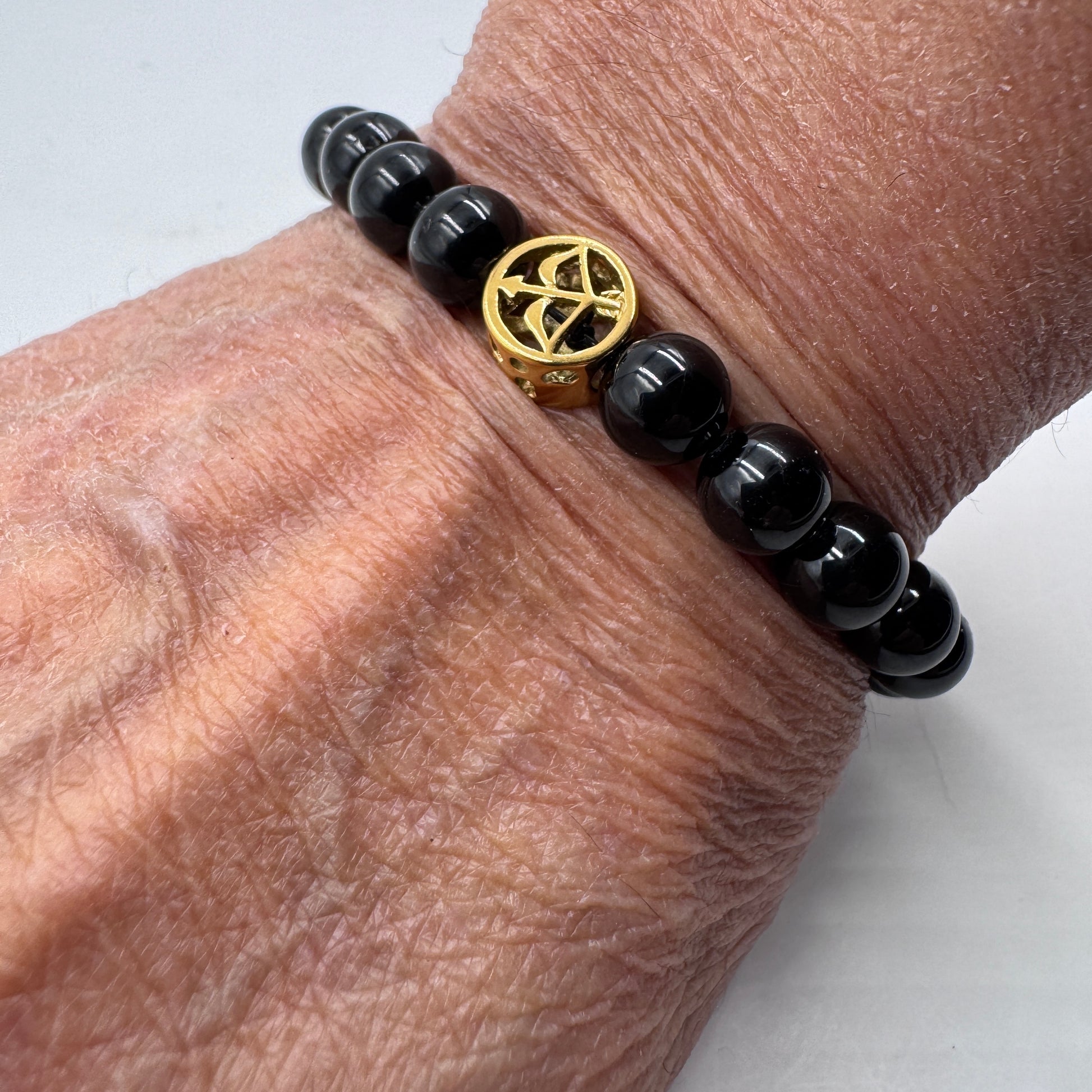 Bracciale Zodiaco Sagittario PE8037 in Tormalina Nera Certificata, indossato al polso.