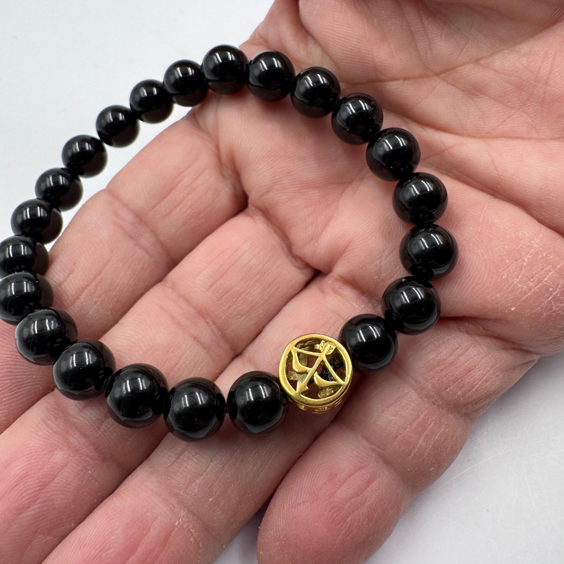 Bracciale Zodiaco Sagittario PE8037 in Tormalina Nera Certificata, appoggiato delicatamente sulla mano