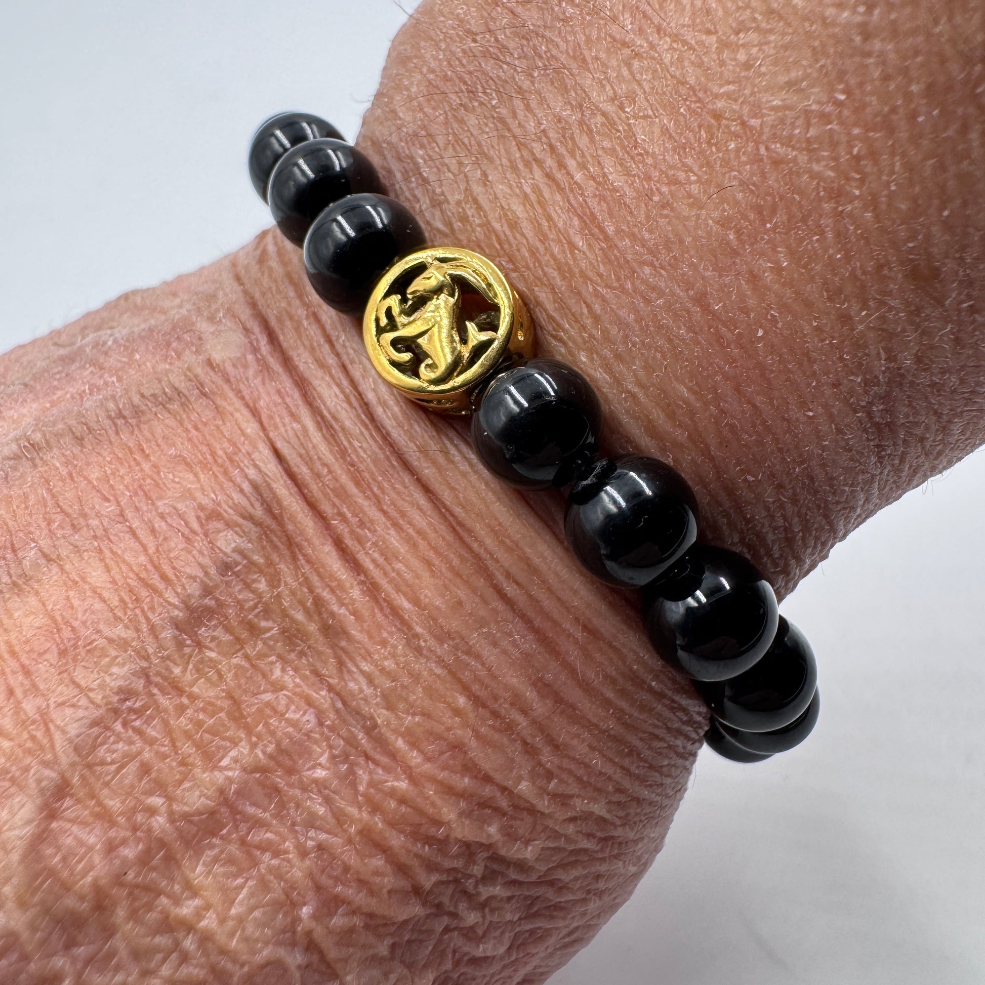 Bracciale Zodiaco Capricorno PE8038 in Tormalina Nera Certificata, indossato al polso.
