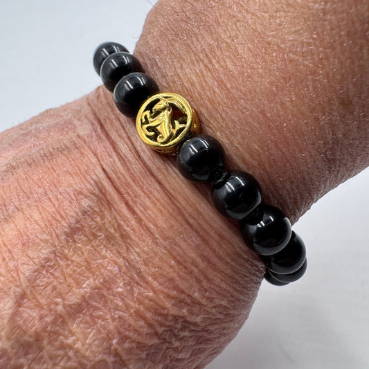 Bracciale Zodiaco Capricorno PE8038 in Tormalina Nera Certificata, indossato al polso.
