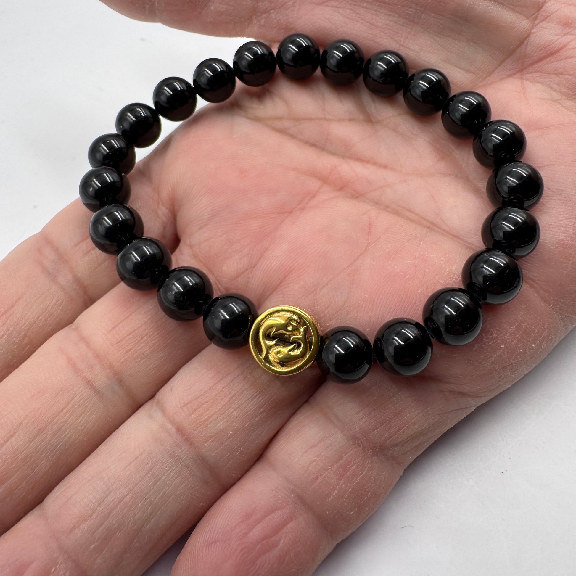 Bracciale Zodiaco Pesci PE8040 in Tormalina Nera Certificata, appoggiato delicatamente sulla mano.
