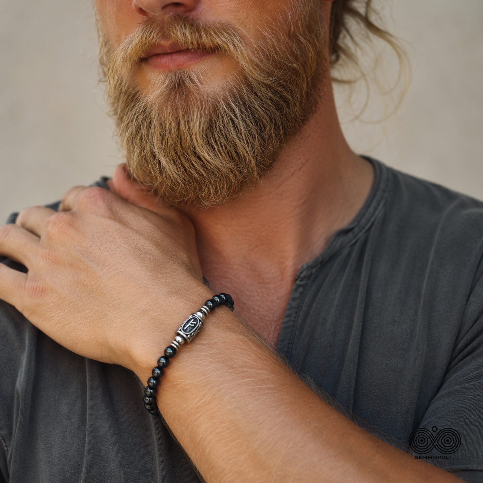 Modello indossa bracciale Tormalina Nera con runa Fehu norrena