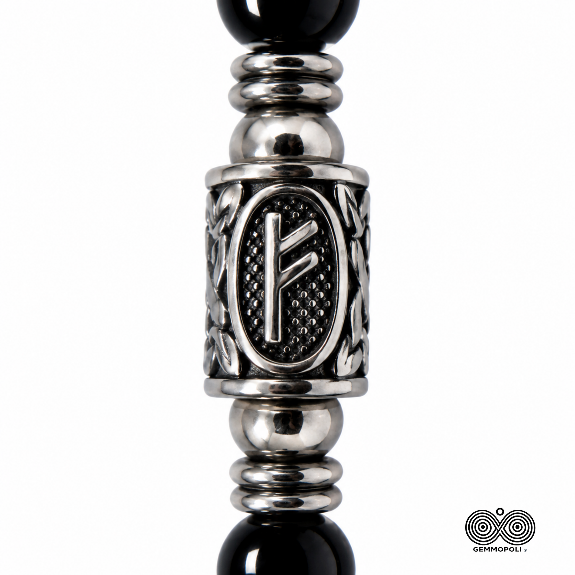 Dettaglio runa Fehu su bracciale Tormalina Nera Collezione Rune Gemmopoli