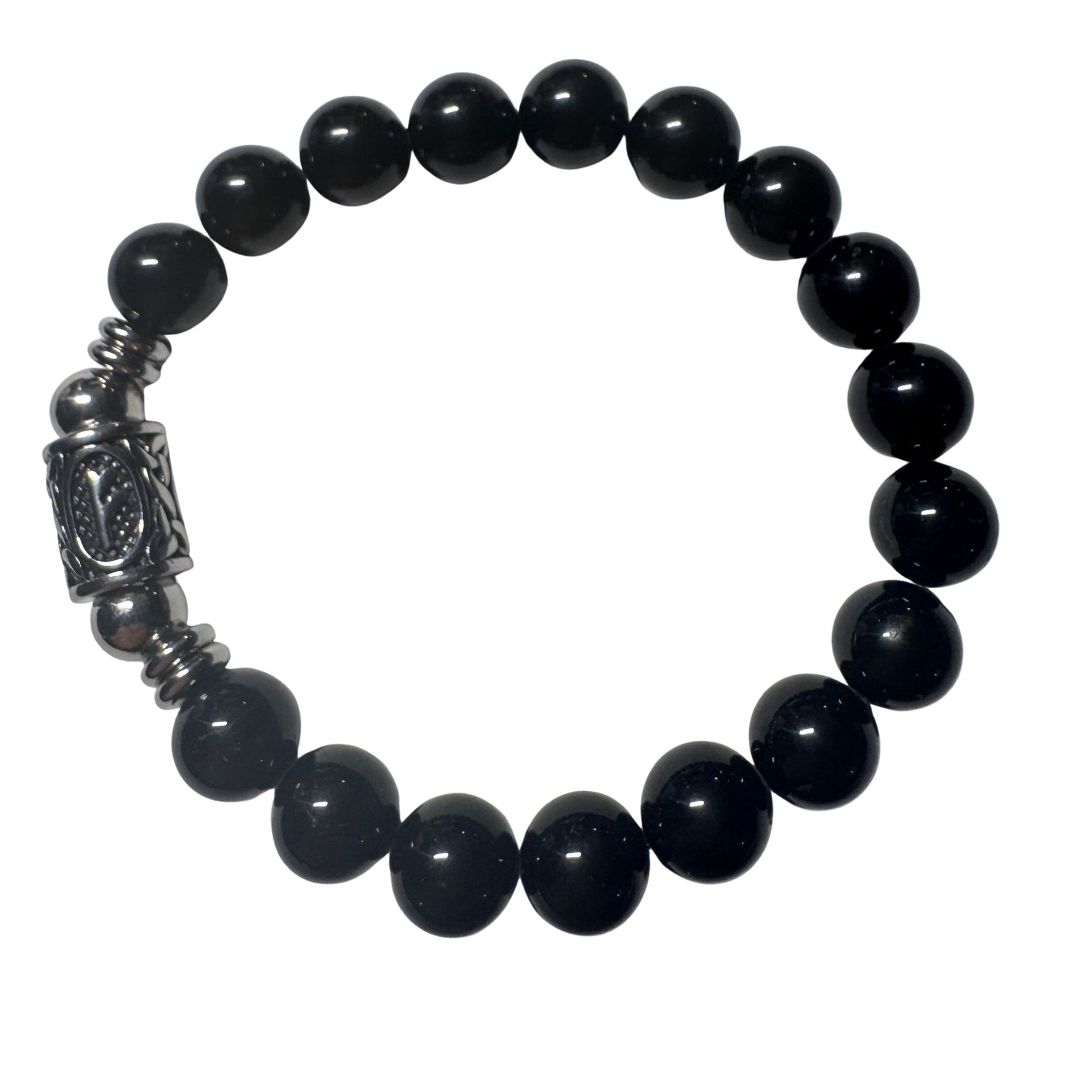 Bracciale in Tormalina Nera PE8041 con la runa Fehu incisa su una perla centrale, sfondo bianco per google