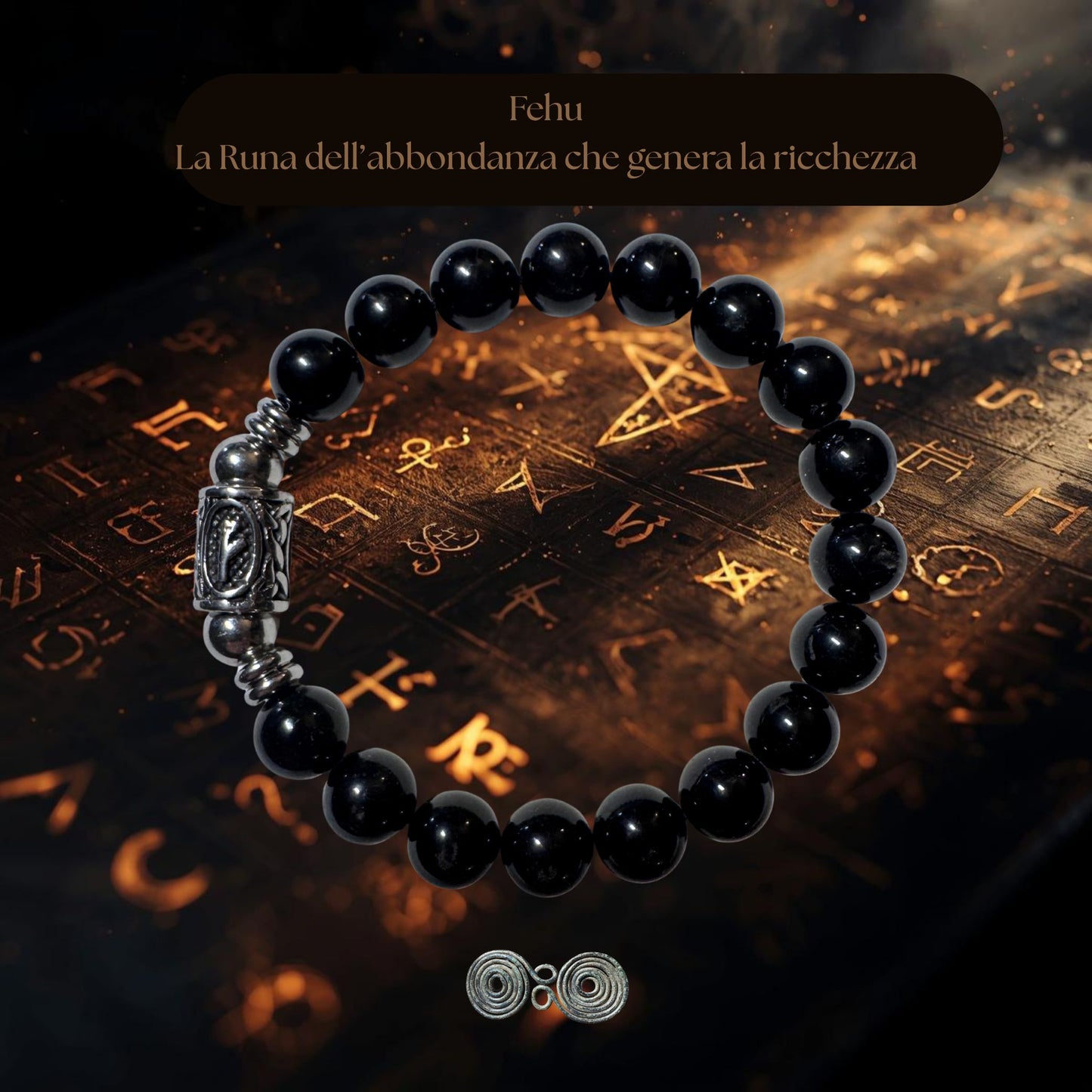 Bracciale in Tormalina Nera PE8041 con la runa Fehu incisa su una perla centrale, sfondo esoterico