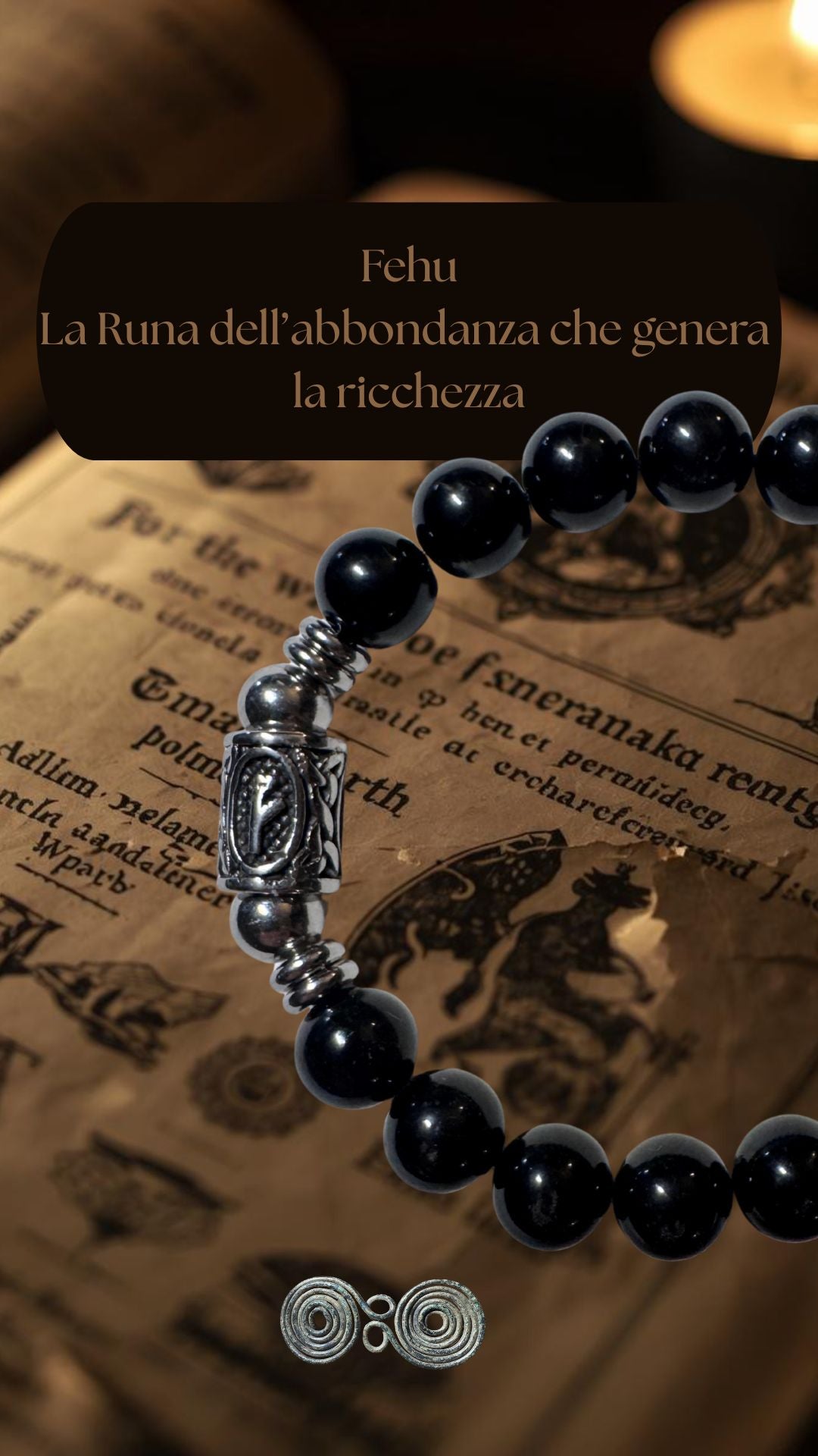 Dettaglio della runa norrena Fehu simbolo di ricchezza su pietra tormalina nera naturale. Tik Tok e Instagram