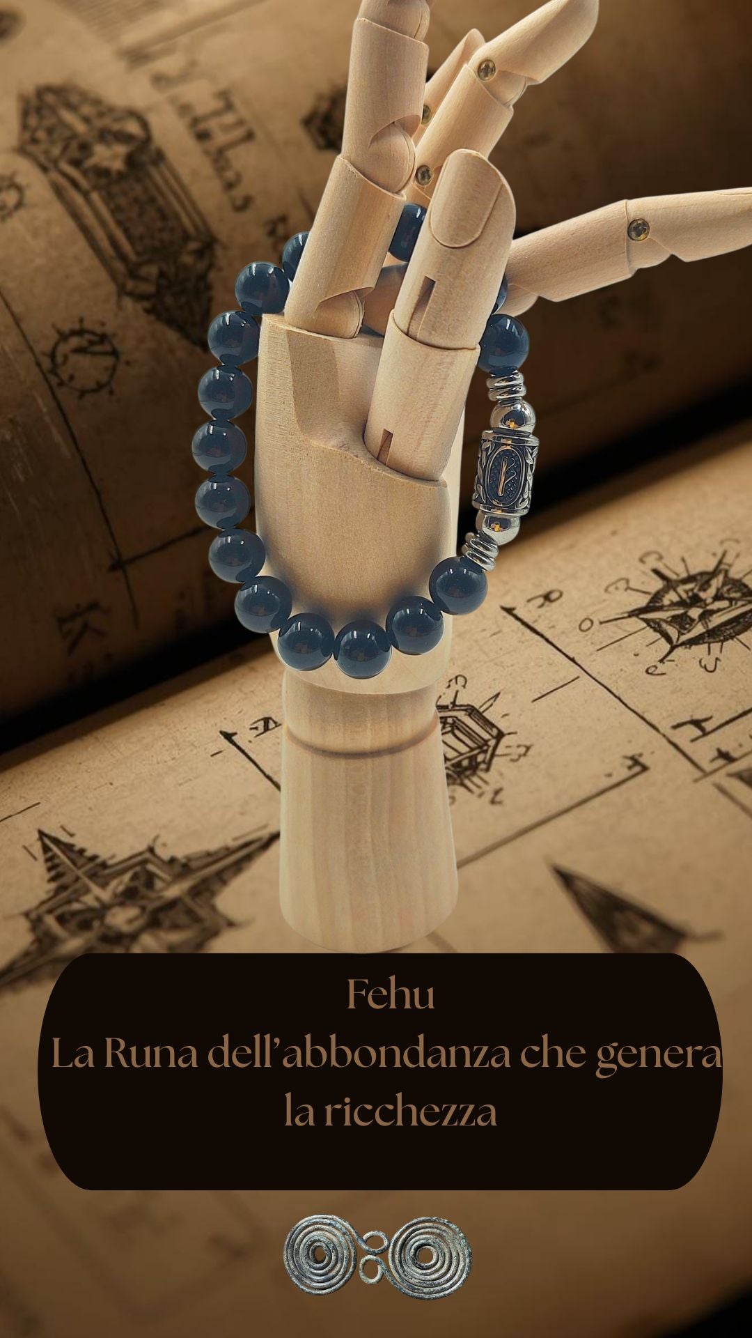 Bracciale in Tormalina Nera PE8041 con la runa Fehu su mano in legno