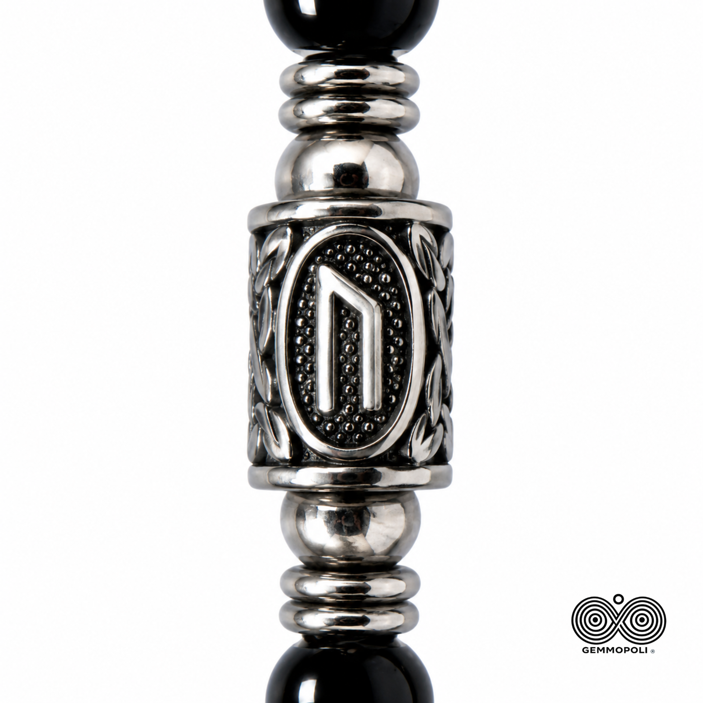 Dettaglio runa Uruz su bracciale Tormalina Nera Collezione Rune Gemmopoli 