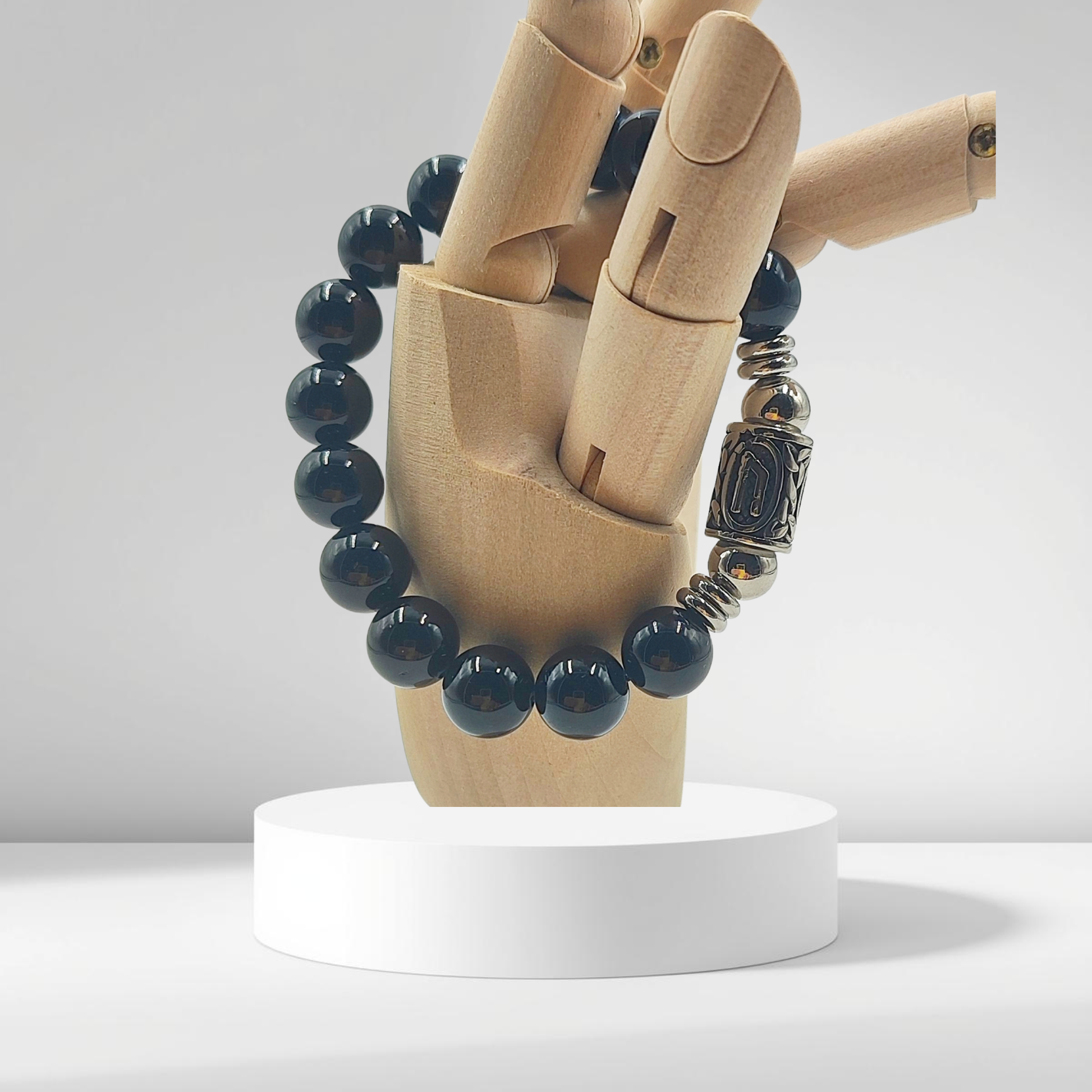 Macro dell'incisione della Runa Uruz (ᚢ) sulla perla di Tormalina Nera.