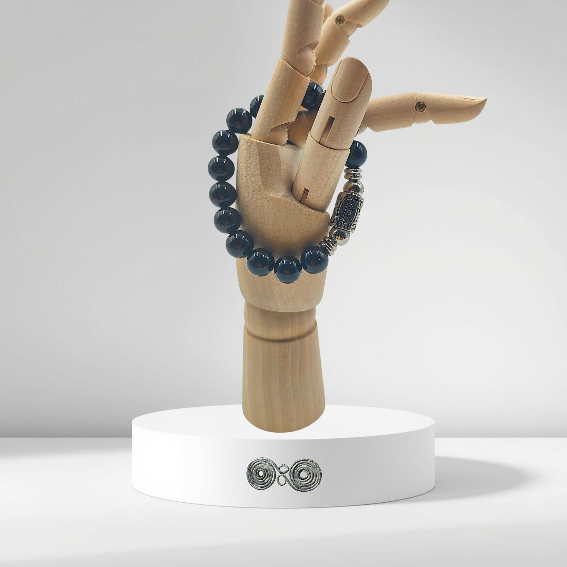 Bracciale Elastico Runa Ansuz PE8044 in Tormalina Nera 10mm su mano in legno