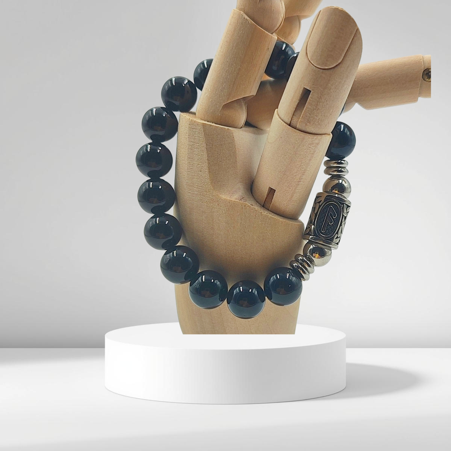 Macro dell'incisione della Runa Ansuz (ᚨ) sulla perla di Tormalina Nera.