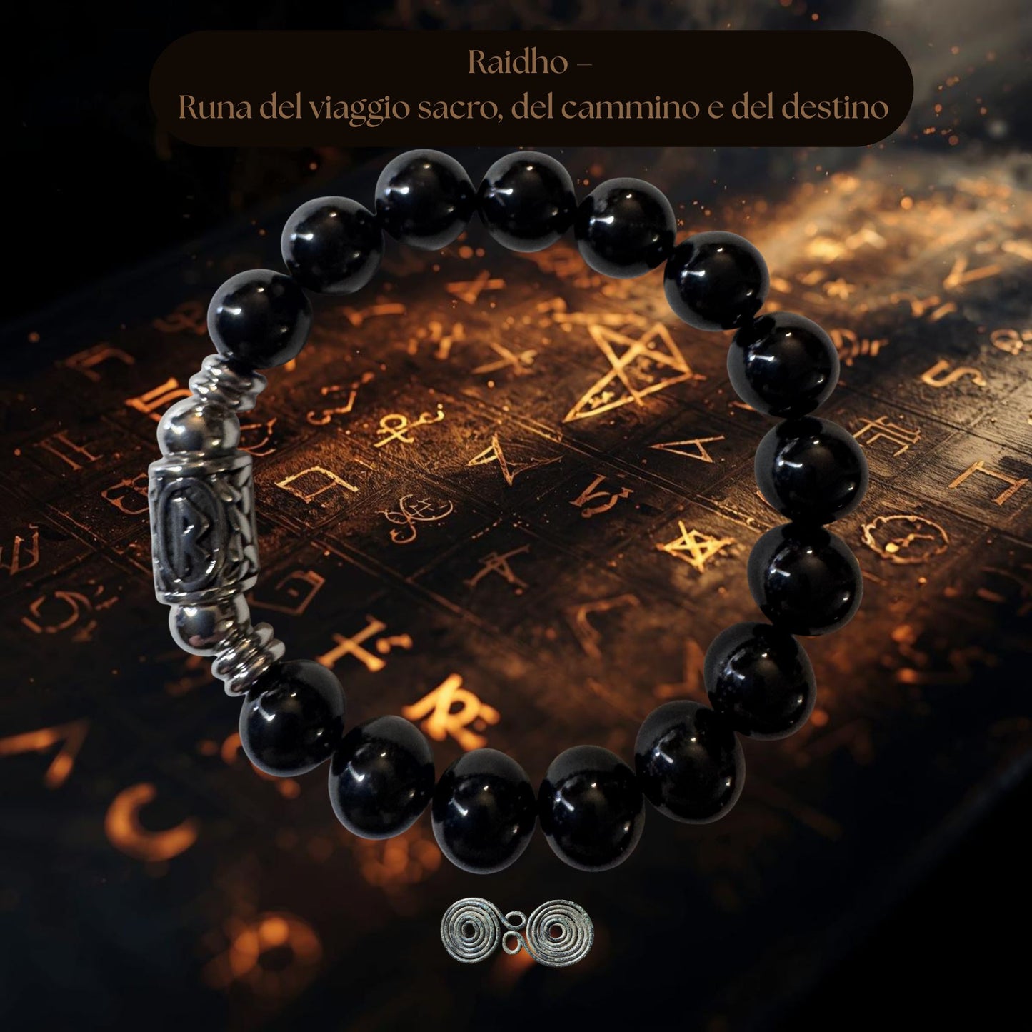 Bracciale artigianale Pietra Aurea PE8045 con Runa Raidho incisa e perle di Tormalina Nera naturale su sfondo evocativo norreno.