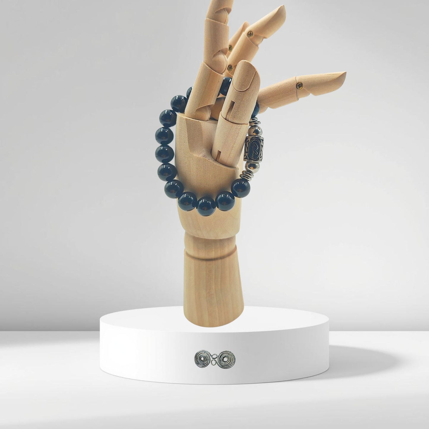 Bracciale runico Raidho simbolo del viaggio e del destino, gioiello spirituale maschile e femminile in pietre dure nere.