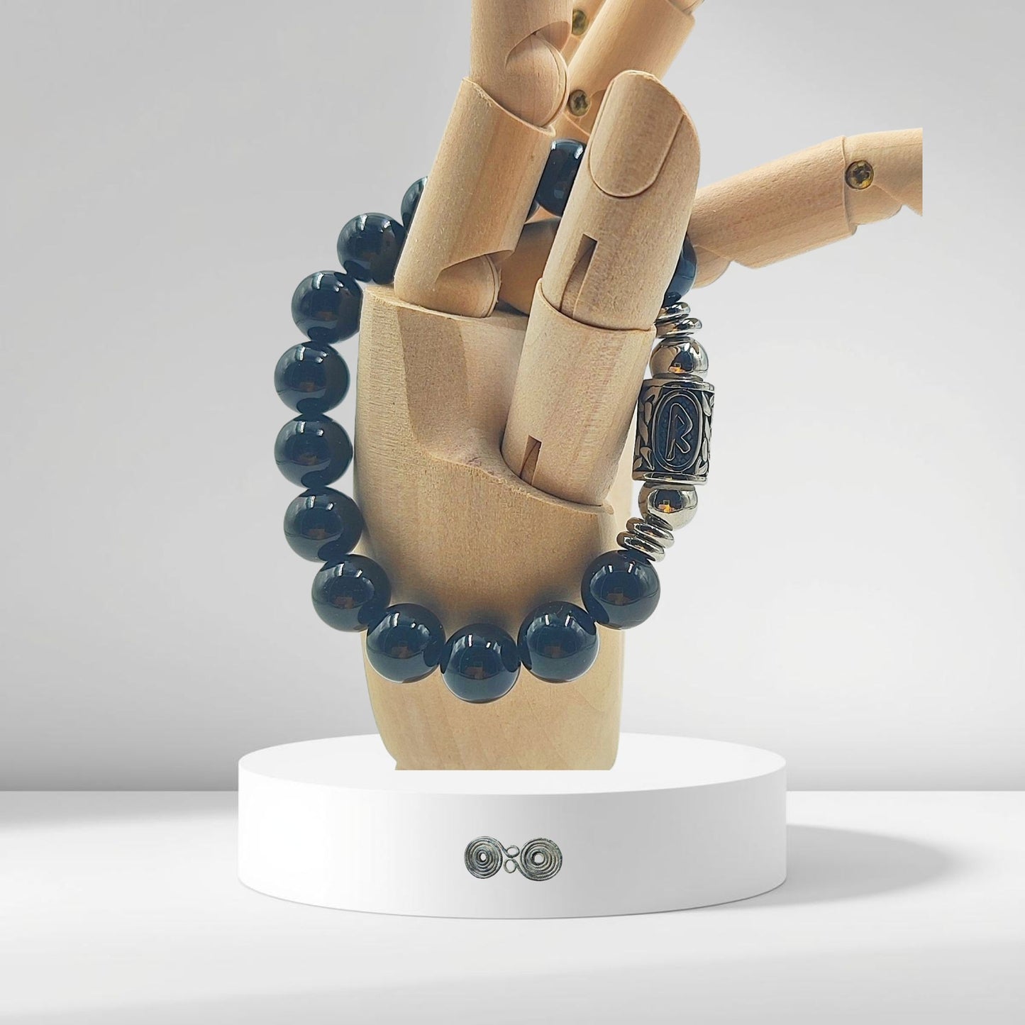 Bracciale artigianale Pietra Aurea PE8045 con Runa Raidho incisa e perle di Tormalina Nera naturale su modello in legno