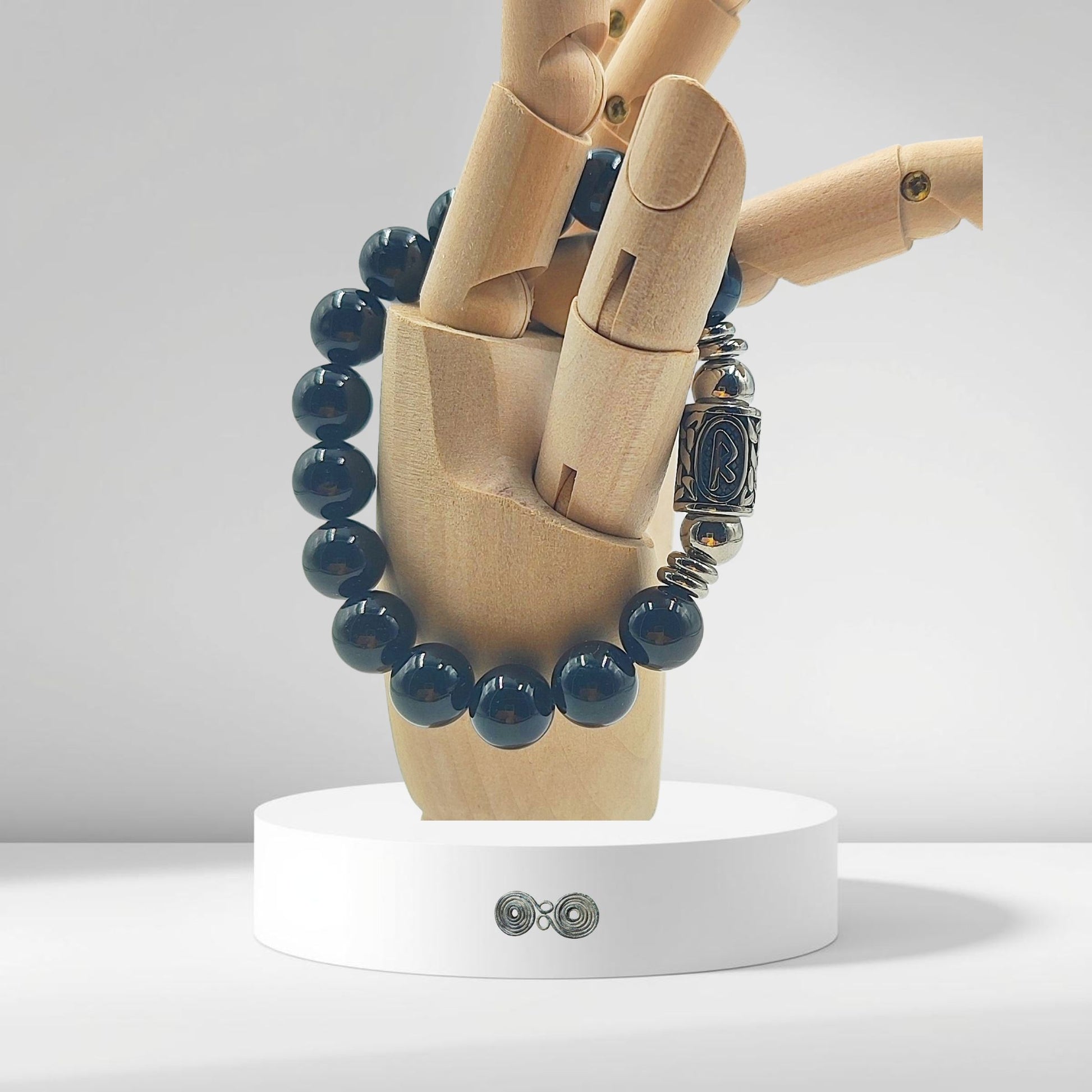 Bracciale artigianale Pietra Aurea PE8045 con Runa Raidho incisa e perle di Tormalina Nera naturale su modello in legno