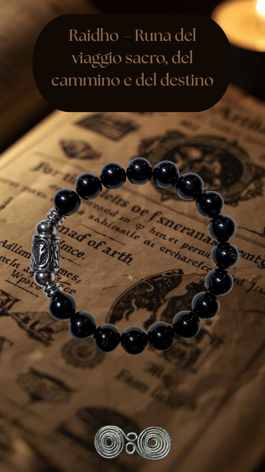 Bracciale artigianale Pietra Aurea PE8045 con Runa Raidho incisa e perle di Tormalina Nera naturale su sfondo evocativo norreno.