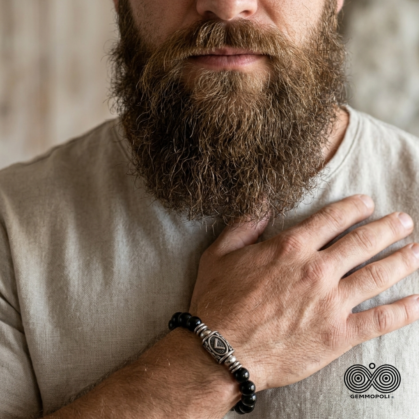 Modello uomo con Bracciale Kenaz Tormalina Nera Gemmopoli PE8046