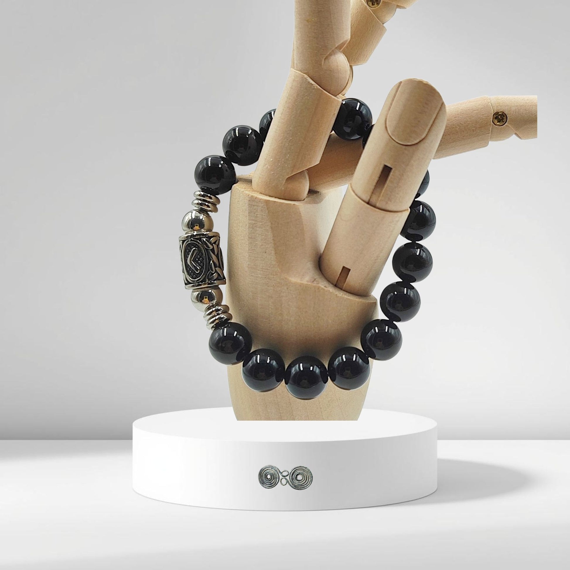 Amuleto runico Kenaz bracciale pietre dure nere protezione e luce.