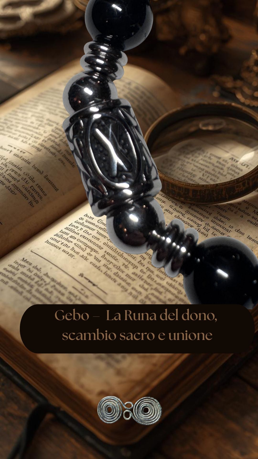 Primo piano incisione Runa Gebo (X) su acciaio inox e pietra nera naturale, formato verticale