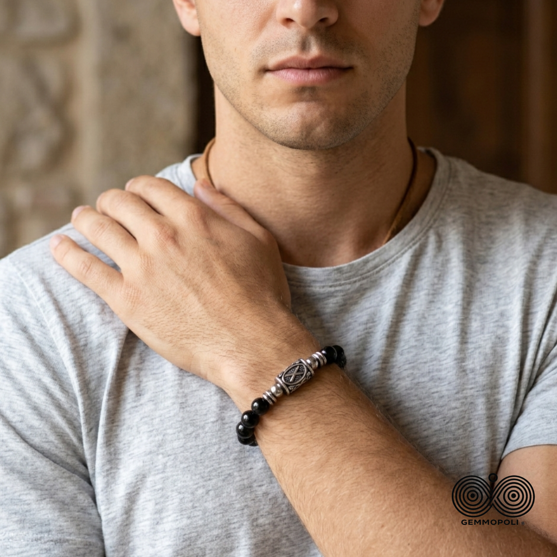 Modello uomo con Bracciale Gebo Tormalina Nera Gemmopoli PE8047