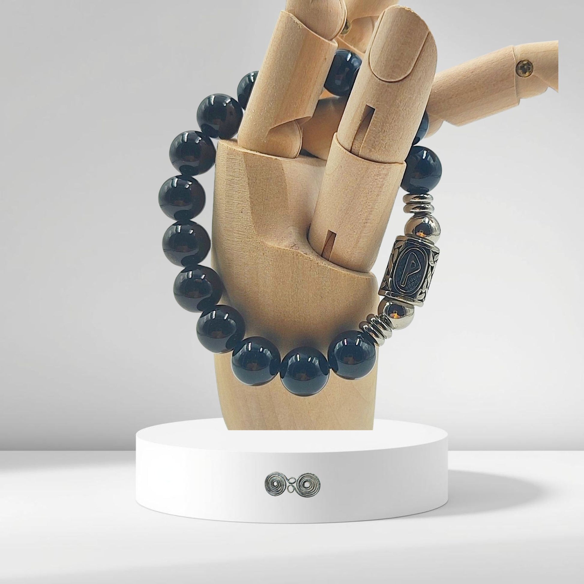 primo piano incisione runa wunjo (p) su acciaio inox e tormalina nera autentica. su mano in legno