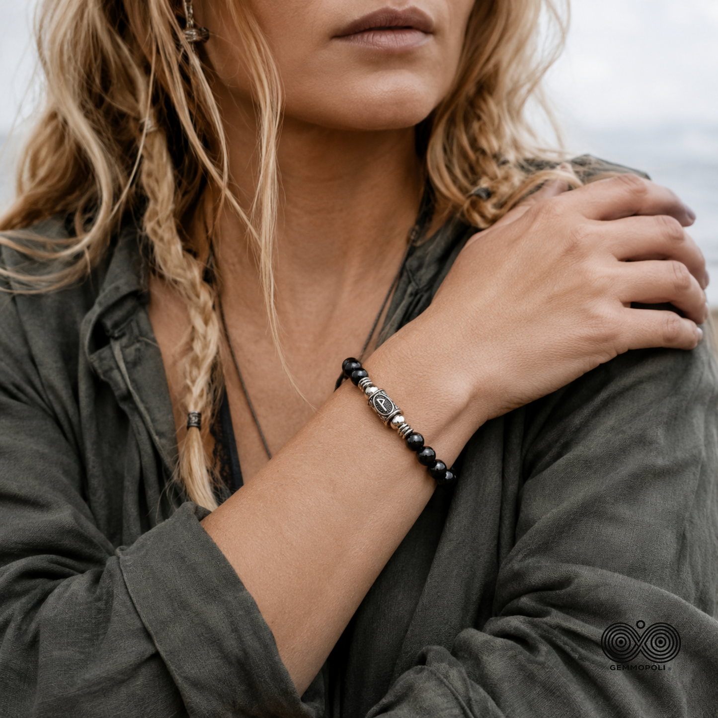 Modella con Bracciale Runa Wunjo Collezione Rune Gemmopoli