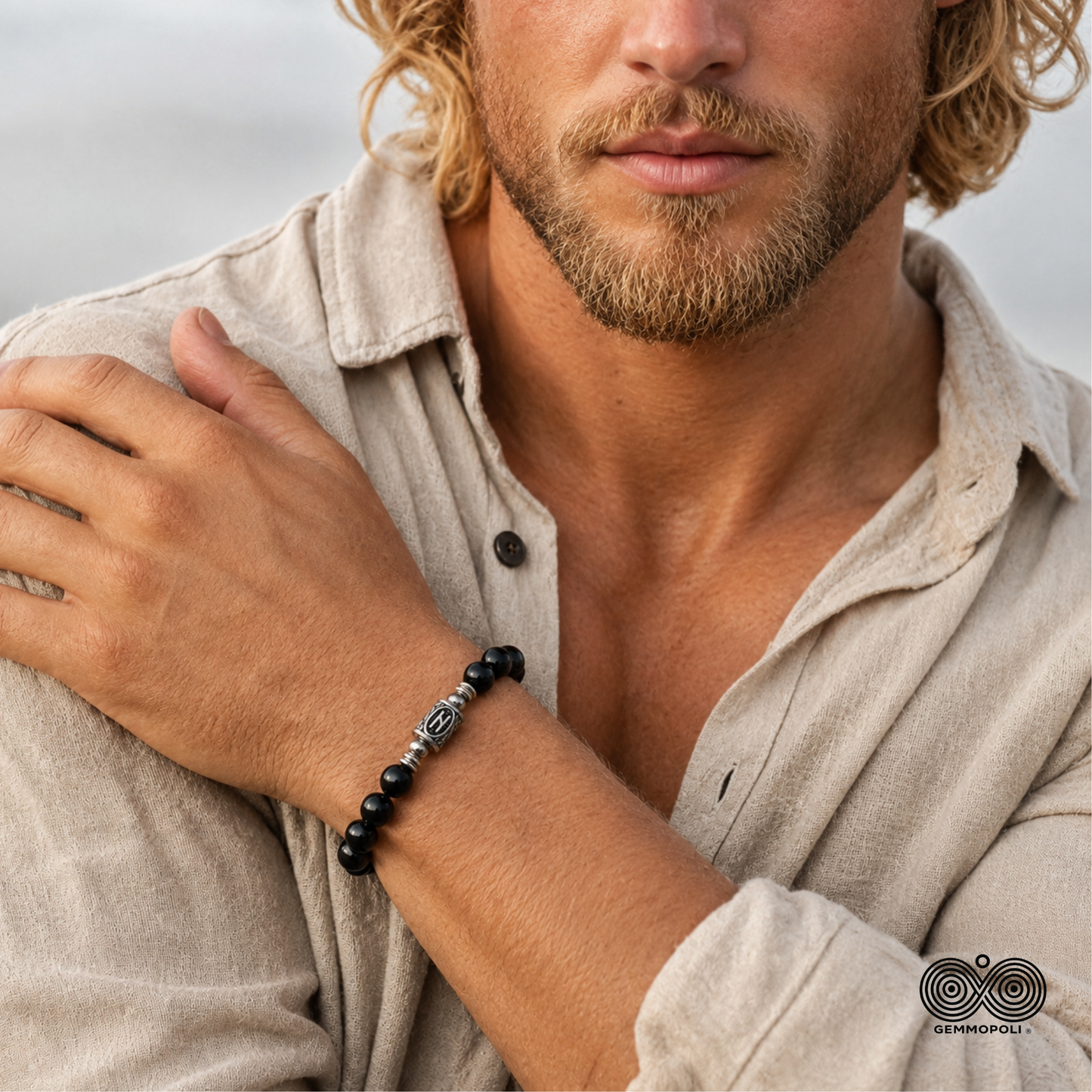 Modello uomo con Bracciale Hagalaz Tormalina Nera Gemmopoli PE8049