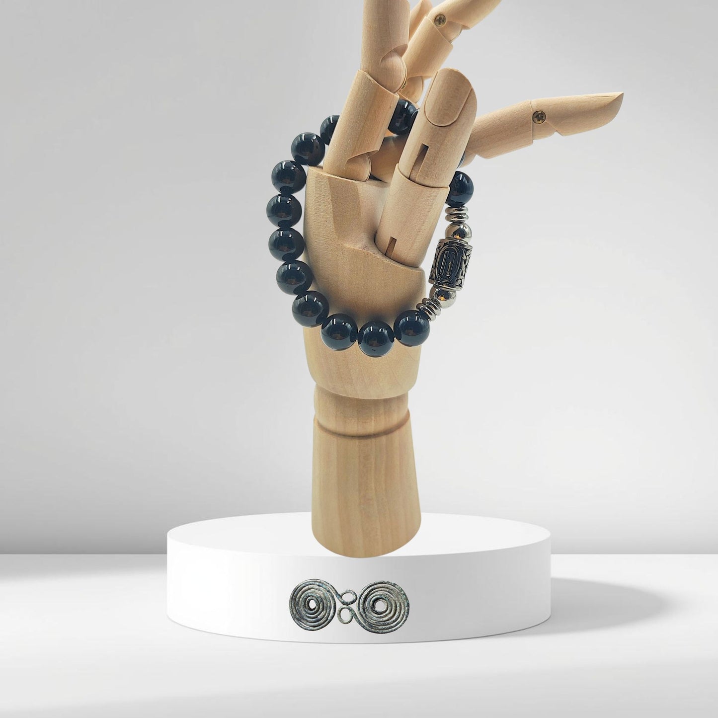 Il bracciale  elastico PE8049 in Tormalina Nera  10 mm  con la runa Hagalaz, su modello in legno