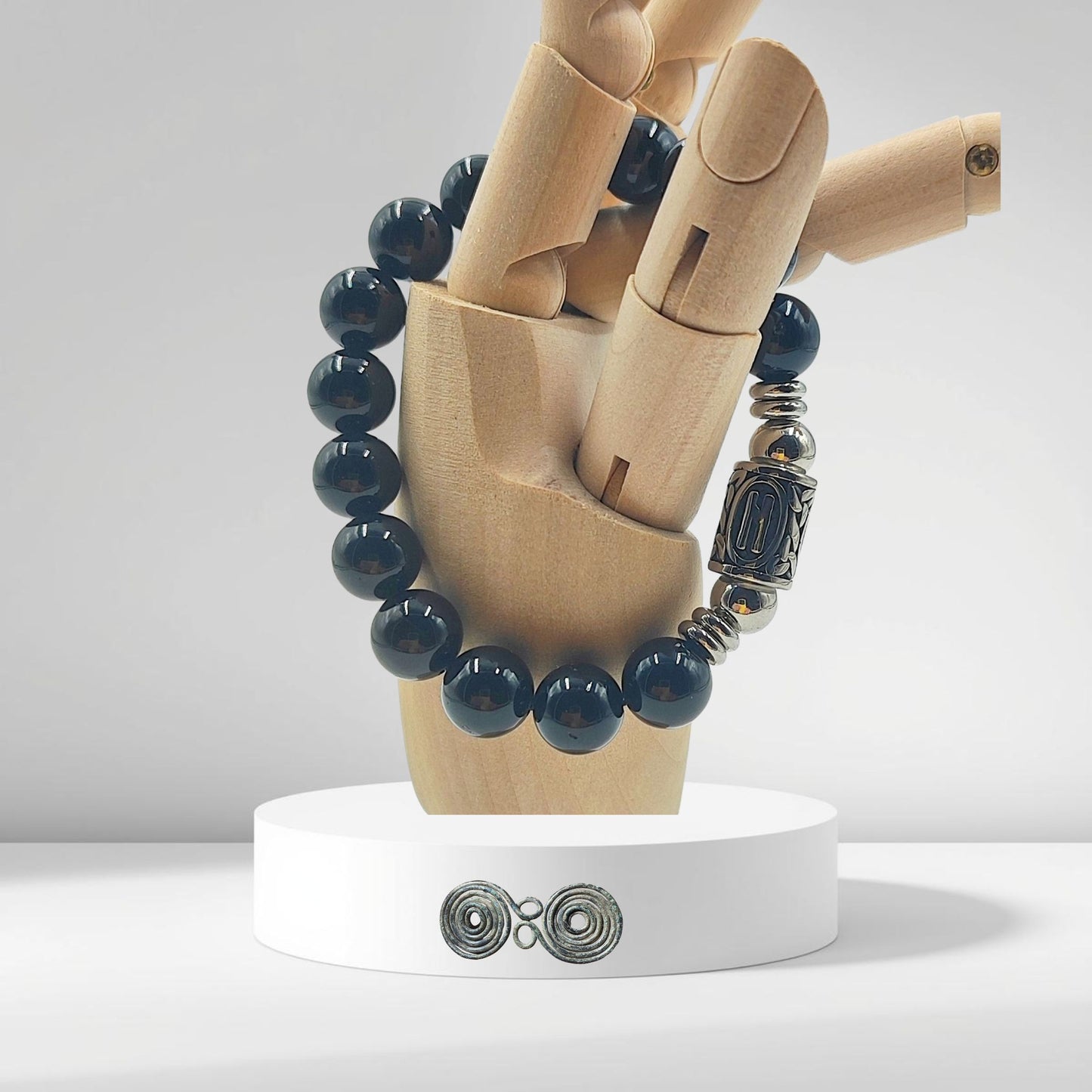 Macro del bracciale PE8049 in Tormalina Nera con la runa Hagalaz.