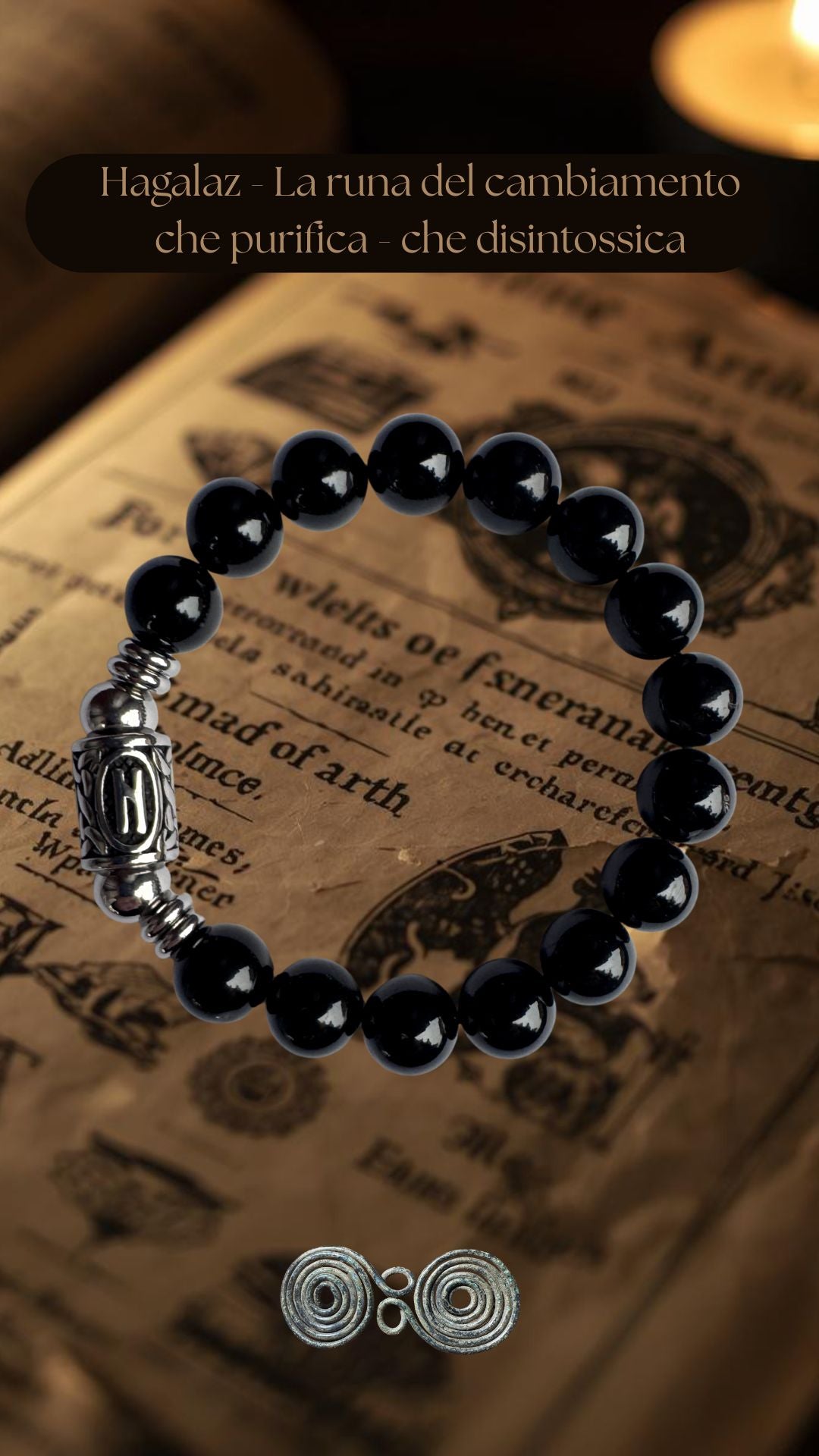 Bracciale PE8049 in Tormalina Nera da lotto certificato da 10 mm con la runa Hagalaz, su sfondo esoterico verticale per social
