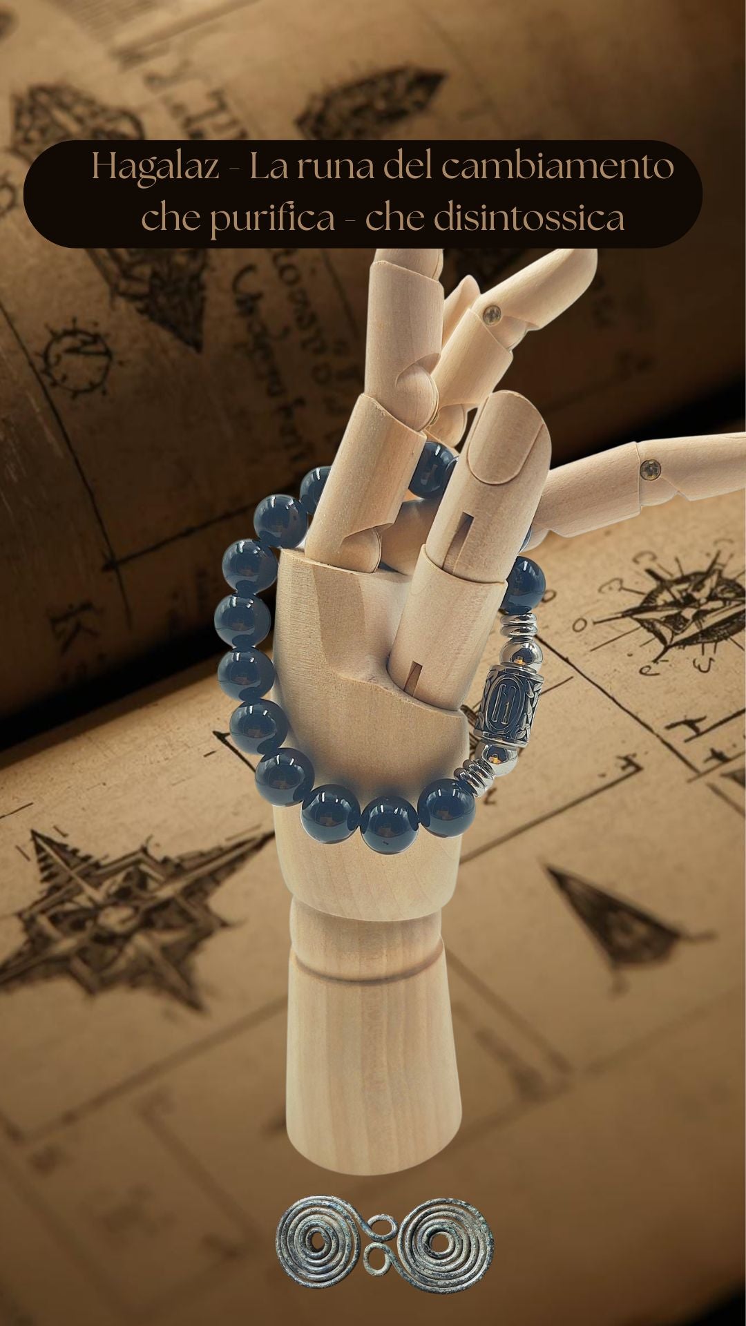 Immagine verticale su base in legno del bracciale elastico PE8049 in Tormalina Nera 