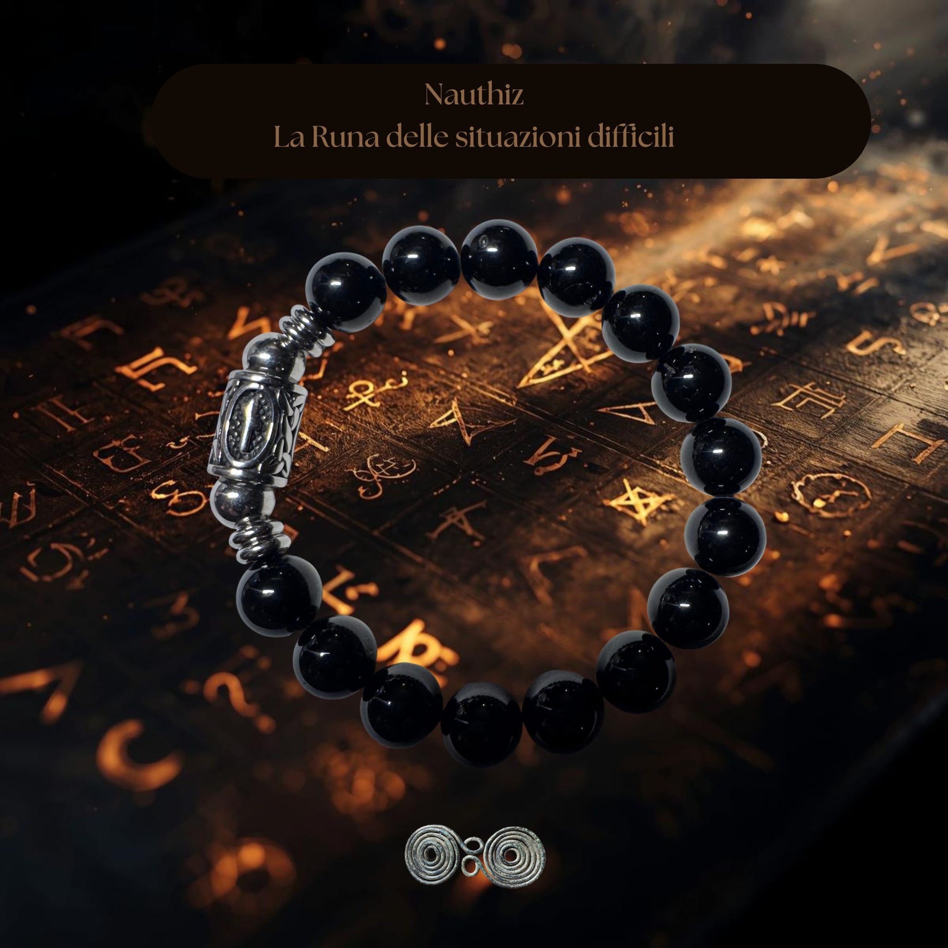 Bracciale in Tormalina Nera PE8050 con incisione della runa Nauthiz su una perla da 10 mm. Sfondo esoterico