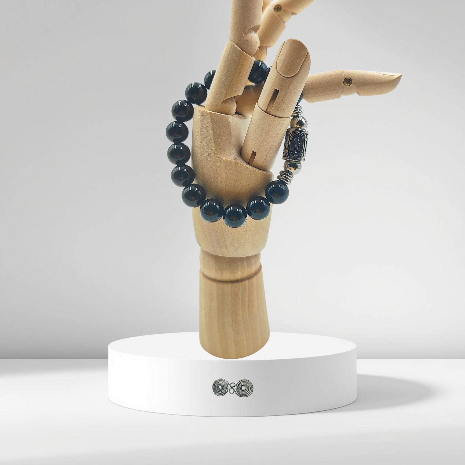 Bracciale in Tormalina Nera PE8050 con incisione della runa Nauthiz su modello in legno