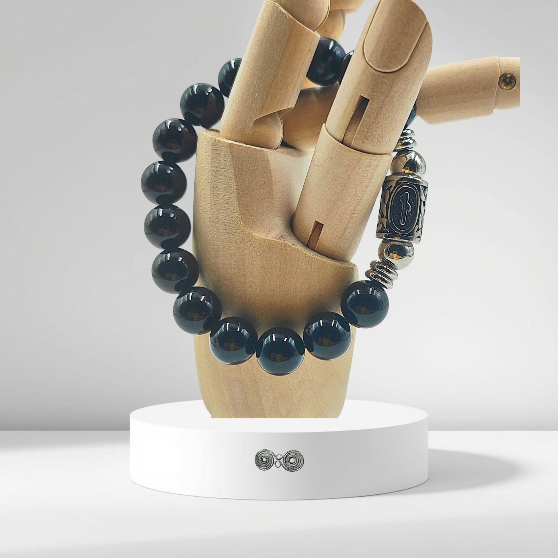 Primo piano della runa norrena Nauthiz, simbolo di necessità e superamento delle prove, su tormalina nera.