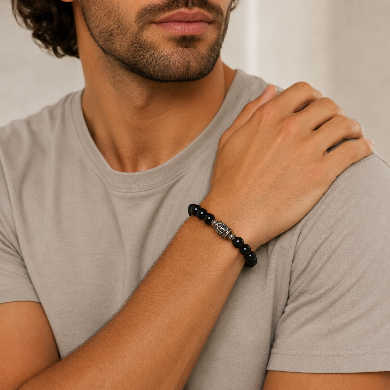Modello uomo con Bracciale Nauthiz Tormalina Nera Gemmopoli PE8050