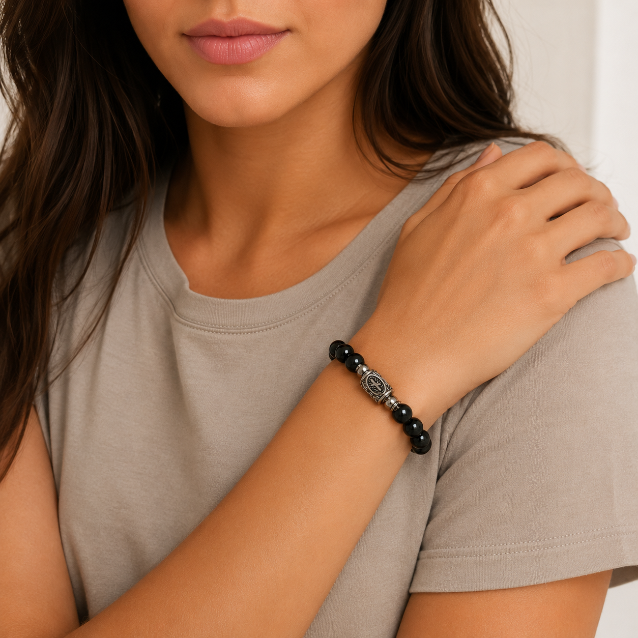 Modella con Bracciale Runa Nauthiz Collezione Rune Gemmopoli