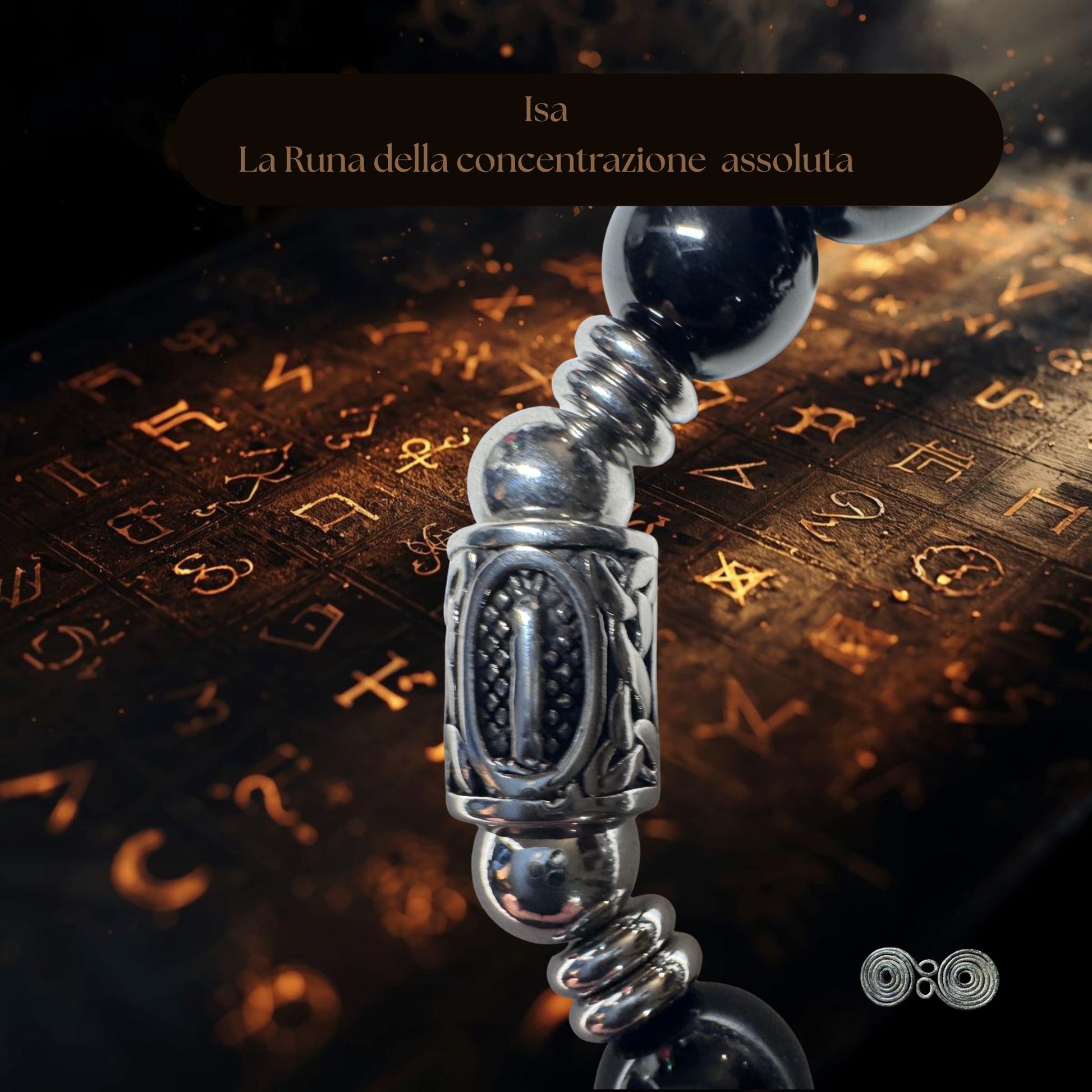 Primo piano del bracciale PE8051 che evidenzia la finitura lucida e l'incisione precisa.