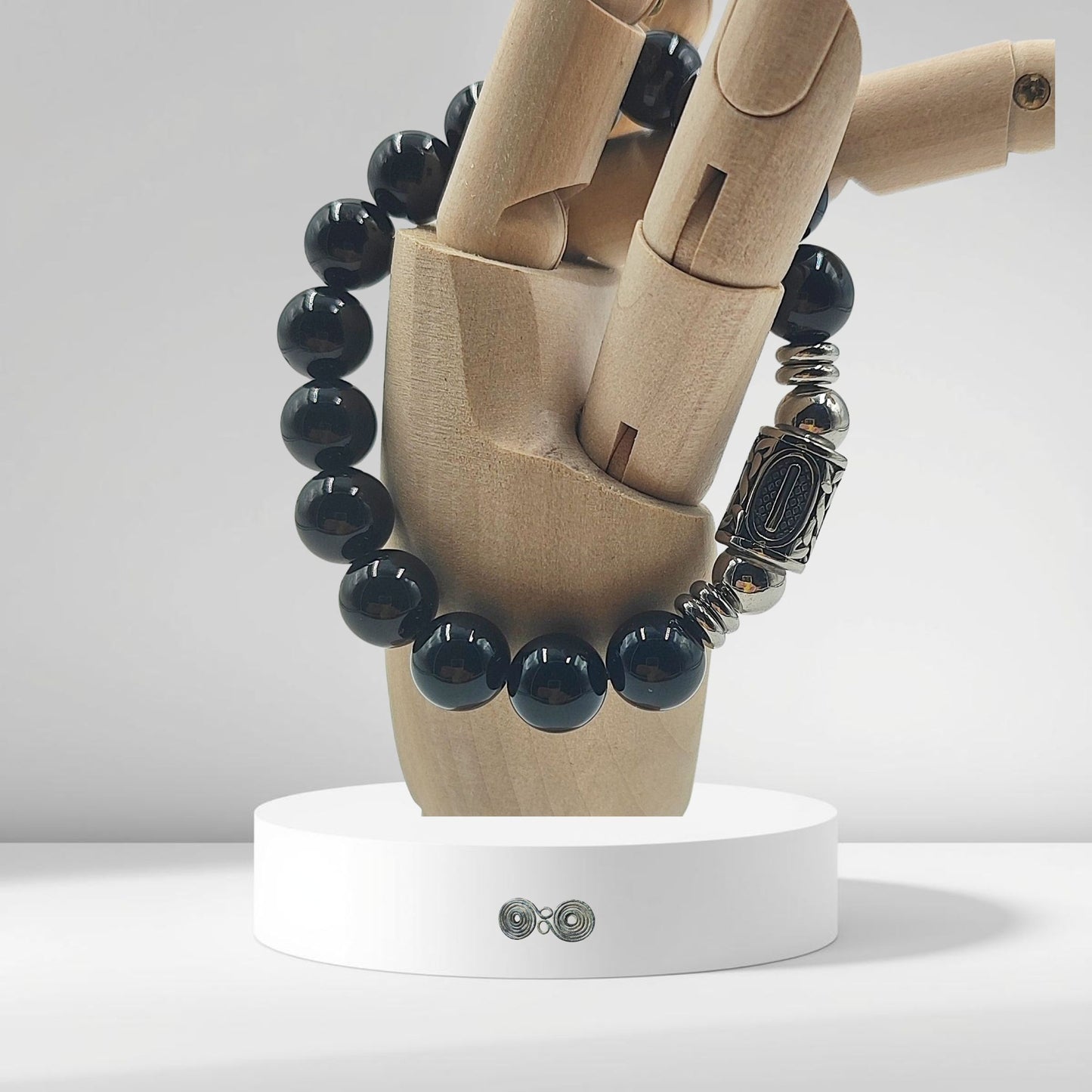 Primo piano del bracciale PE8051 che evidenzia la finitura lucida e l'incisione precisa su modello in legno