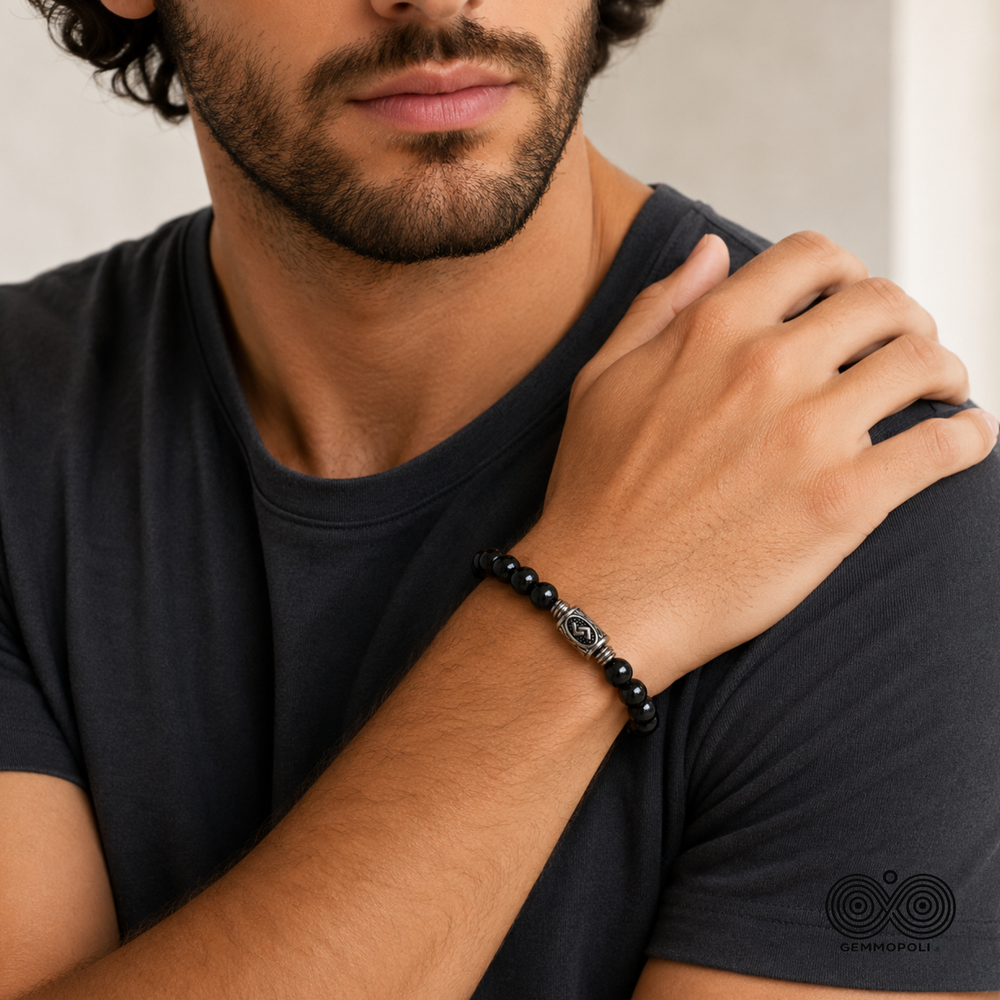 Modello con bracciale Runa Jera