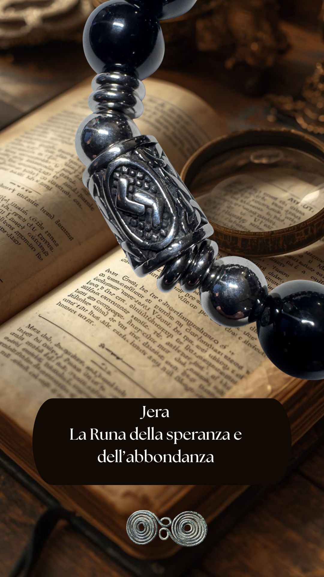 Vista ravvicinata delle perle nere lucide del bracciale PE8052, qualità lotto certificato. Verticale per Instagram,tik tok.