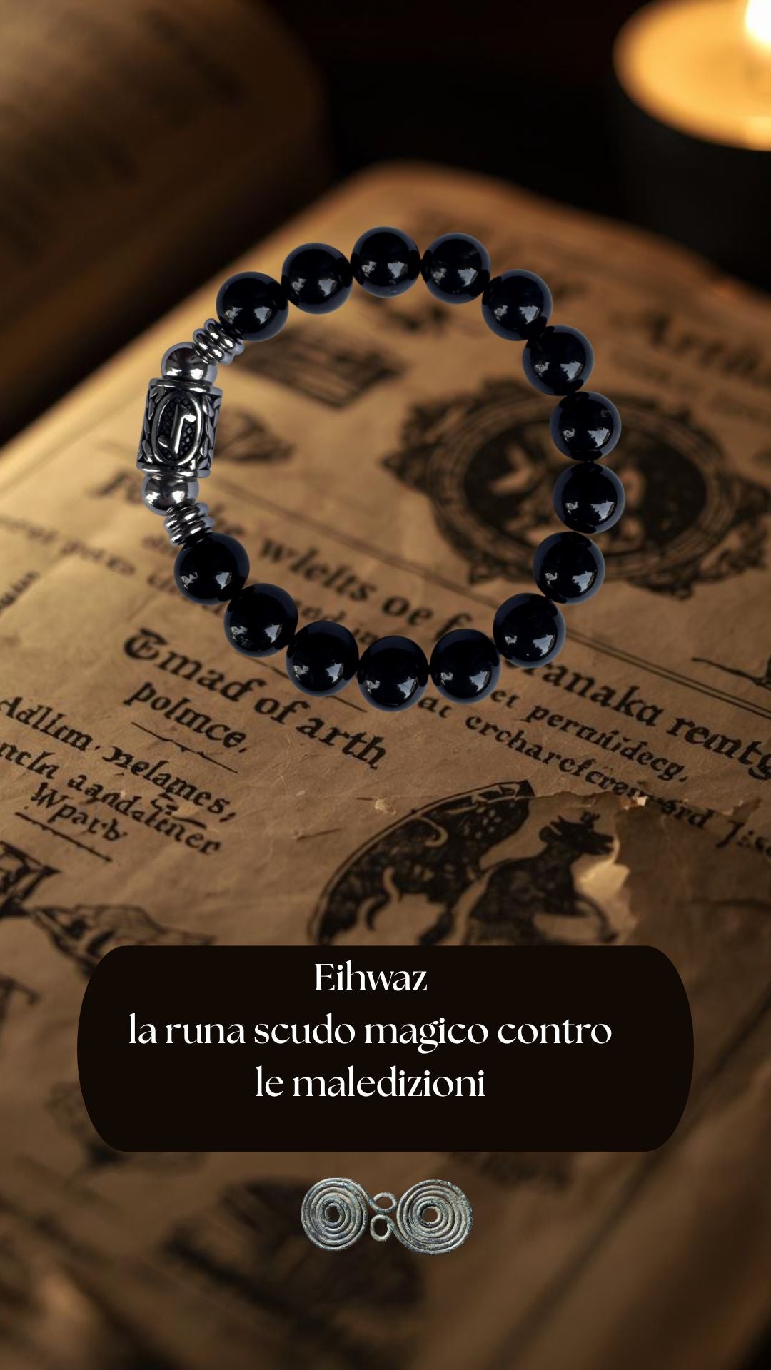 Bracciale in Tormalina Nera PE8053 con l'incisione della runa Eihwaz su  uno sfondo iniziatico.