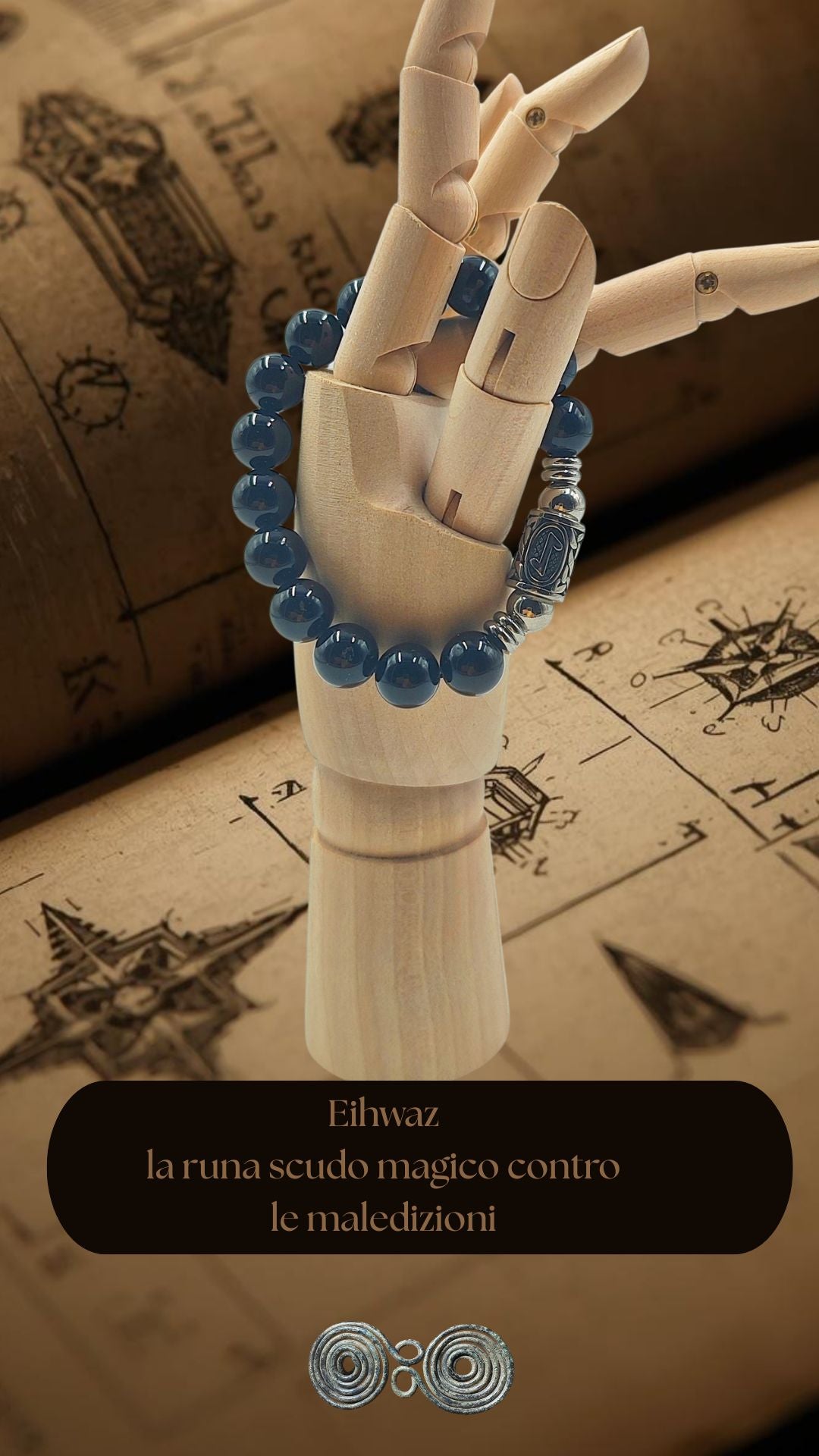 Bracciale in Tormalina Nera PE8053 con l'incisione della runa Eihwaz su modello mano in legno.
