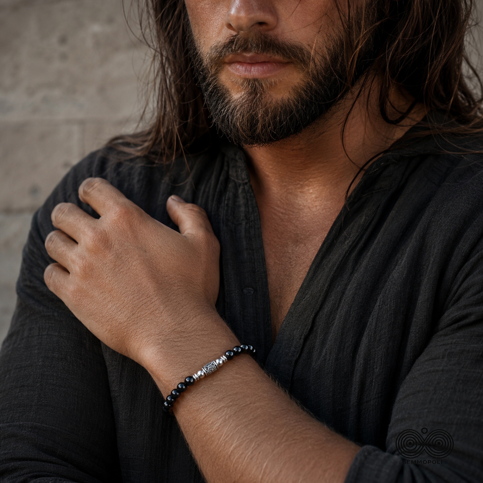 Modello con bracciale Runa Algiz 